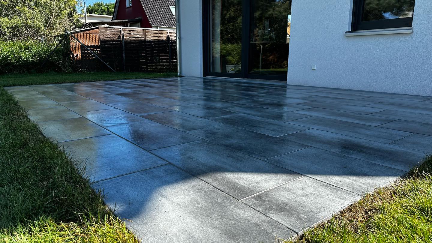 Außenanlage, Erd- und Abdichtungsarbeiten, Terrasse mit RINN Trendstone moon Stone grau, Einfahrt mit RINN Padio, Rollrasen verlegt