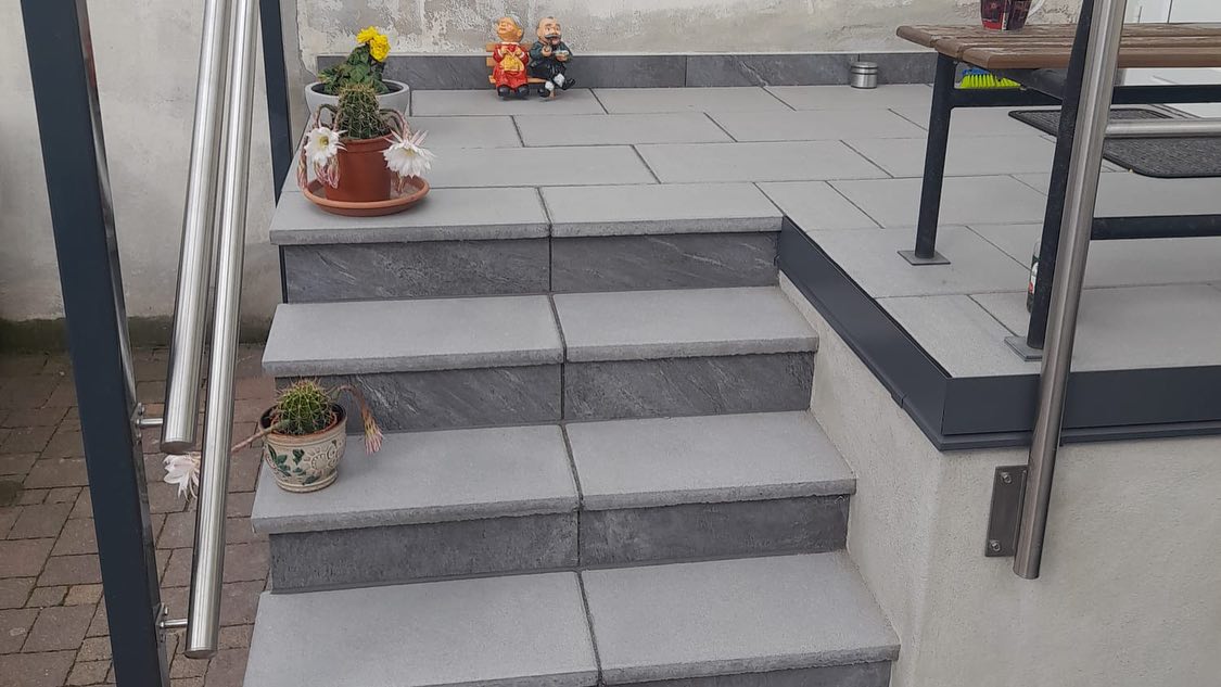 EINGANGSHOCHTERRASSENPODEST auf vorhandener Grundsubstanz hergestellt (Malerarbeiten erfolgen durch den Bauherrn)