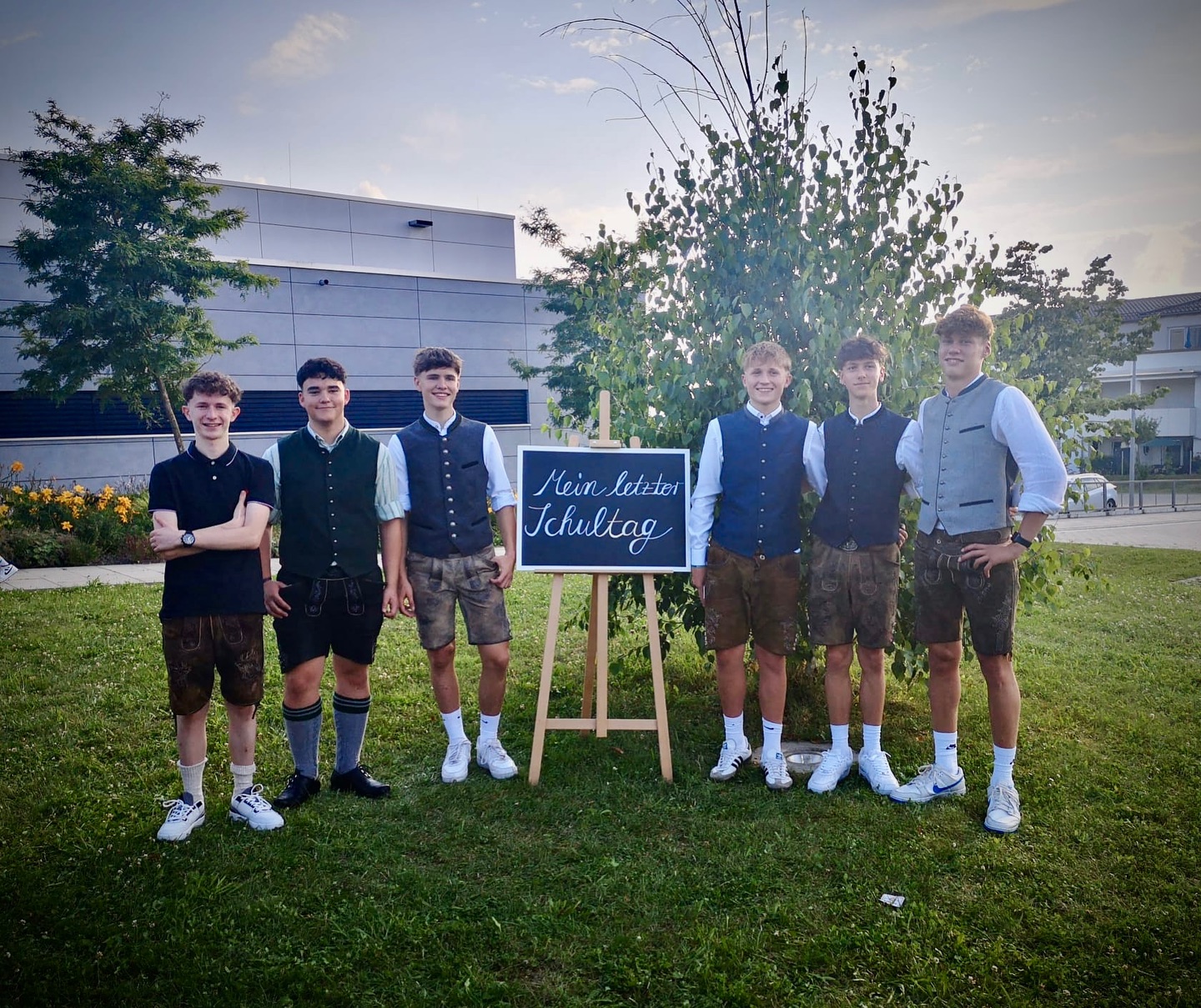 🎉 **Herzlichen Glückwunsch, liebe Absolventen!** 🎉
Ihr habt es geschafft und euren Abschluss in der Tasche! 🎓✨ Wir sind stolz auf euch und möchten diesen besonderen Moment mit euch feiern. 🥳
Um euren Start in die Zukunft noch aufregender zu gestalten, haben wir bei Aixam eine besondere Überraschung für euch! 🎁 Ab sofort bekommt ihr beim Kauf eures Traumaixams das große 9 Zoll Radio mit APPLE CAR PLAY & ANDROID AUTO **kostenlos** dazu! 🚗💨
Das bedeutet, ihr könnt nicht nur sicher und stilvoll unterwegs sein, sondern auch eure Lieblings-Apps und -Musik direkt über euer neues Radio genießen. Perfekt für eure ersten Abenteuer auf der Straße! 🌟
Kommt vorbei und entdeckt die neuen Möglichkeiten mit eurem Traumaixam. 🚘💕
🎓✨ Wir freuen uns, euch auf eurem nächsten großen Schritt zu begleiten.
Die Aktion gilt wie unsere Sommeraktion bis zum 15.08.2024. Mehr Infos unter aixam-isar.de
#Aixam #Abschlussball #Klasse2024 #FahrenAb15 #TeenDriver #AppleCarPlay #AndroidAuto #Traumaixam #HerzlichenGlückwunsch