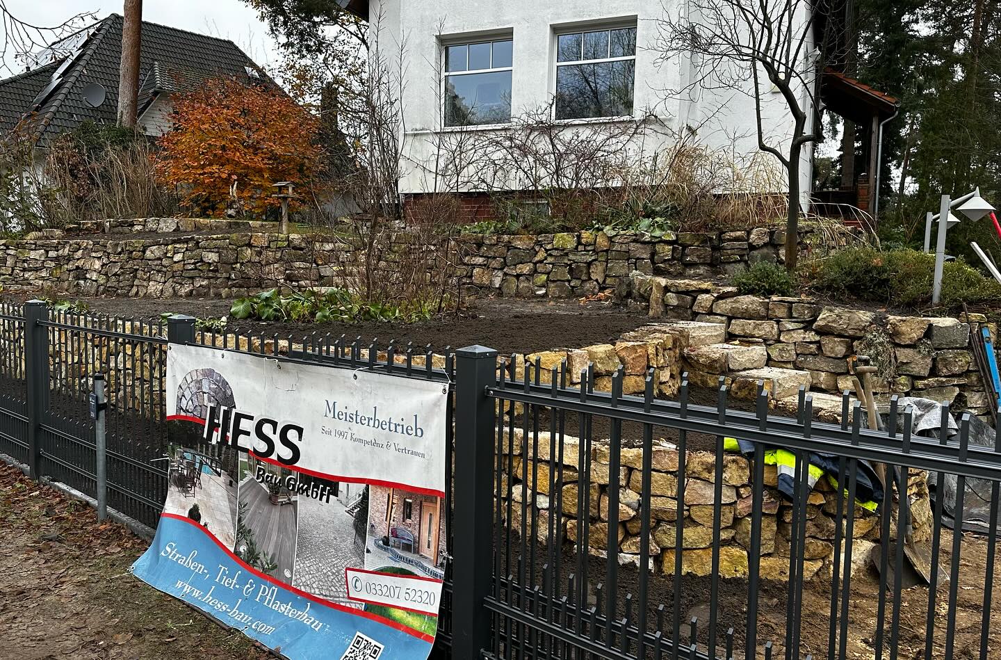 Vorgarten Hangbefestigung mit Sandstein Bruchsteinmauerwerk