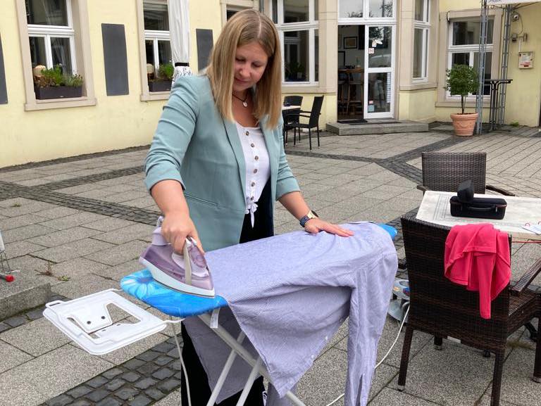 Während des launigen Frühstücksmorgen wurden die vier neuen Amazonen vor alltägliche Schützenprobleme wie „Schuhe auf Hochglanz trimmen“, „abgefeierte Knöpfe wieder annähen“, „Hochgeschwindigkeitshemdenplätten“ oder „Krawattenorigami“ gestellt und haben sie mit Bravour gelöst.
Herzlich Willkommen im Kreise der Amazonen der Dritten!
#schuetzenfest #schuetzenverein #schuetzen #amazonen #frühstücksmorgen