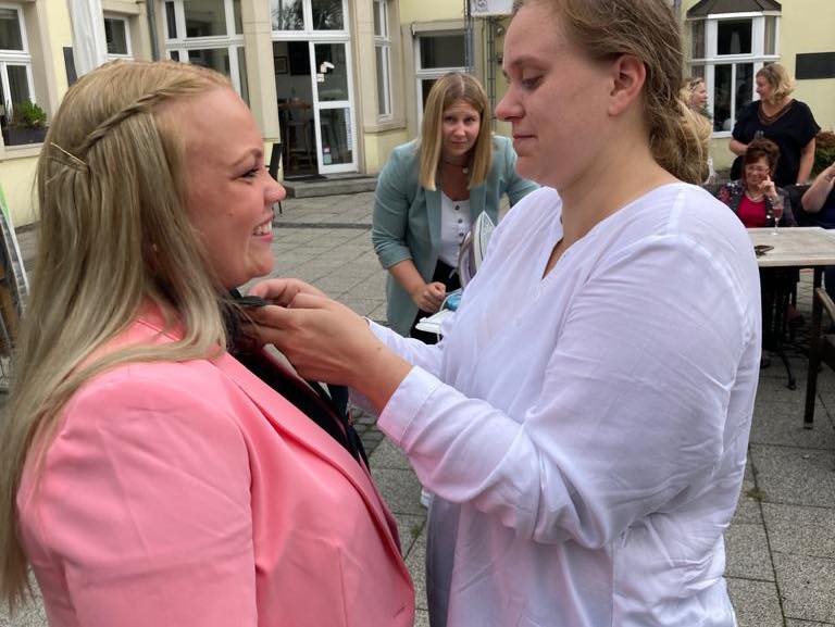 Während des launigen Frühstücksmorgen wurden die vier neuen Amazonen vor alltägliche Schützenprobleme wie „Schuhe auf Hochglanz trimmen“, „abgefeierte Knöpfe wieder annähen“, „Hochgeschwindigkeitshemdenplätten“ oder „Krawattenorigami“ gestellt und haben sie mit Bravour gelöst.
Herzlich Willkommen im Kreise der Amazonen der Dritten!
#schuetzenfest #schuetzenverein #schuetzen #amazonen #frühstücksmorgen