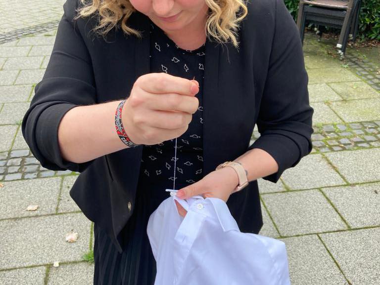 Während des launigen Frühstücksmorgen wurden die vier neuen Amazonen vor alltägliche Schützenprobleme wie „Schuhe auf Hochglanz trimmen“, „abgefeierte Knöpfe wieder annähen“, „Hochgeschwindigkeitshemdenplätten“ oder „Krawattenorigami“ gestellt und haben sie mit Bravour gelöst.
Herzlich Willkommen im Kreise der Amazonen der Dritten!
#schuetzenfest #schuetzenverein #schuetzen #amazonen #frühstücksmorgen