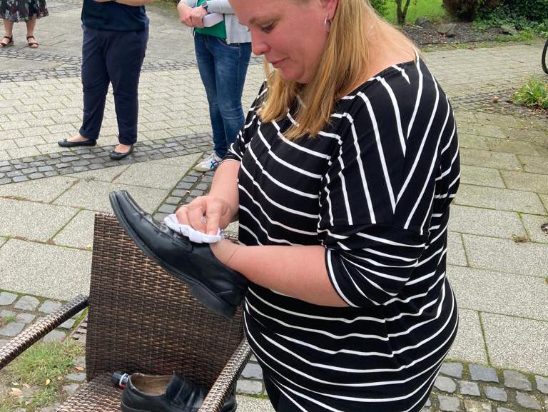 Während des launigen Frühstücksmorgen wurden die vier neuen Amazonen vor alltägliche Schützenprobleme wie „Schuhe auf Hochglanz trimmen“, „abgefeierte Knöpfe wieder annähen“, „Hochgeschwindigkeitshemdenplätten“ oder „Krawattenorigami“ gestellt und haben sie mit Bravour gelöst.
Herzlich Willkommen im Kreise der Amazonen der Dritten!
#schuetzenfest #schuetzenverein #schuetzen #amazonen #frühstücksmorgen