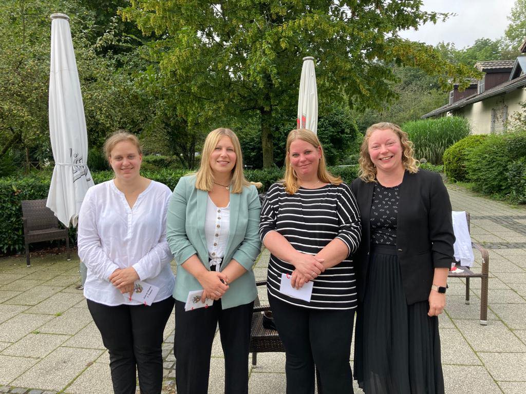 Während des launigen Frühstücksmorgen wurden die vier neuen Amazonen vor alltägliche Schützenprobleme wie „Schuhe auf Hochglanz trimmen“, „abgefeierte Knöpfe wieder annähen“, „Hochgeschwindigkeitshemdenplätten“ oder „Krawattenorigami“ gestellt und haben sie mit Bravour gelöst.
Herzlich Willkommen im Kreise der Amazonen der Dritten!
#schuetzenfest #schuetzenverein #schuetzen #amazonen #frühstücksmorgen