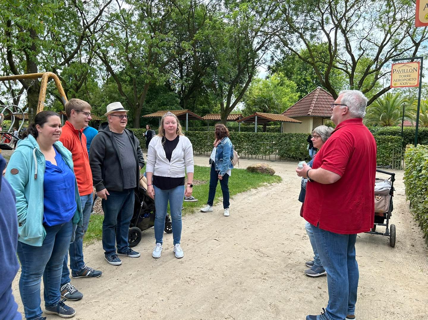 Mit der Dritten sind wir heute zum Familienfest im Irrland und nachher geht es zurück zum Bürger-Schützen-Haus um gemeinsam den Tag ausklingen zu lassen.
#schütze #schützenlebenistdochwasfeines #schützenlebennachhaltigheimat #schützen #schützenleben #schützenverein #familienzeit #familienfest #familienfest❤️ #familienfest2024