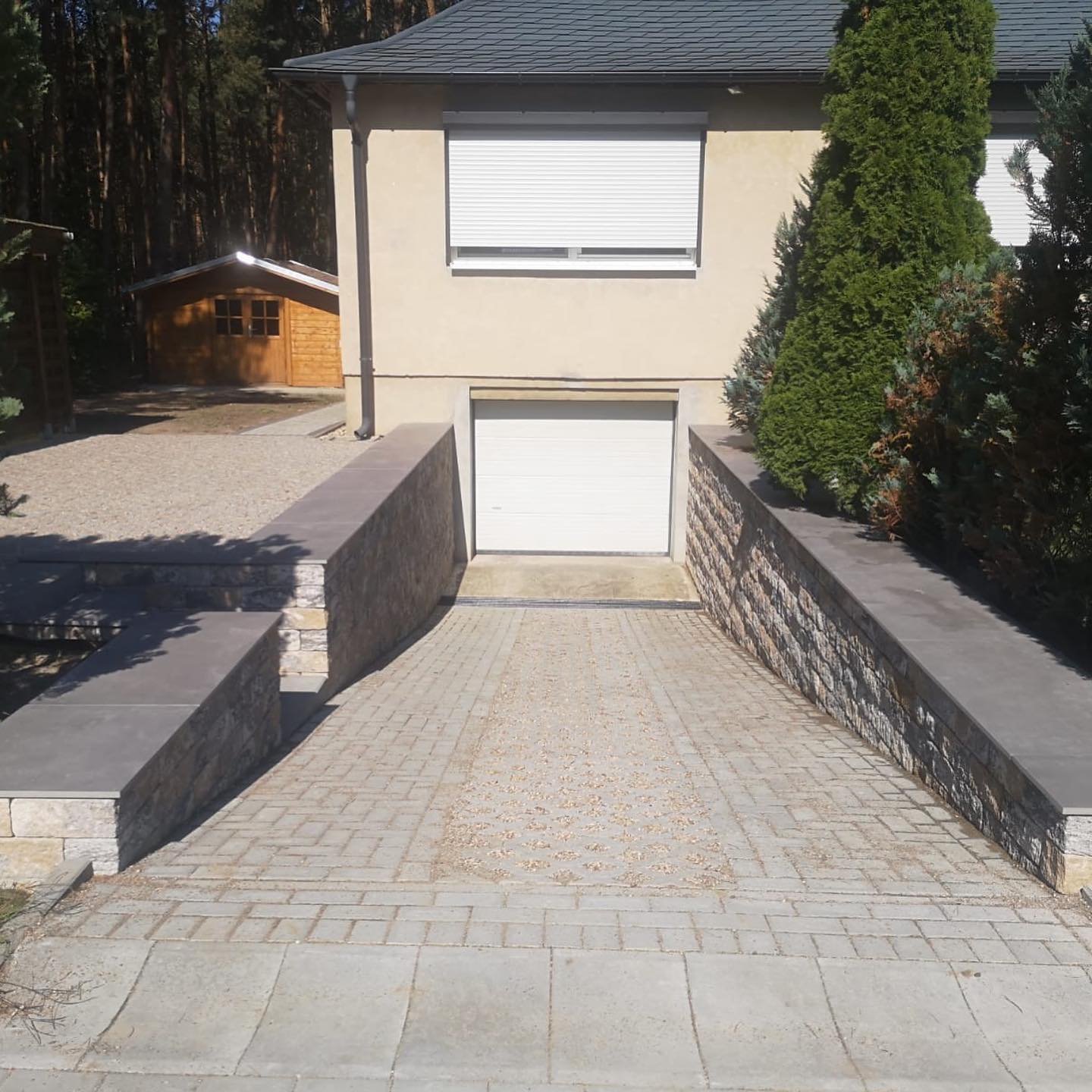 Mauerstein KANN Vermont Kompakt und als Mauerabdeckung KANN Xeton Keramikplatte