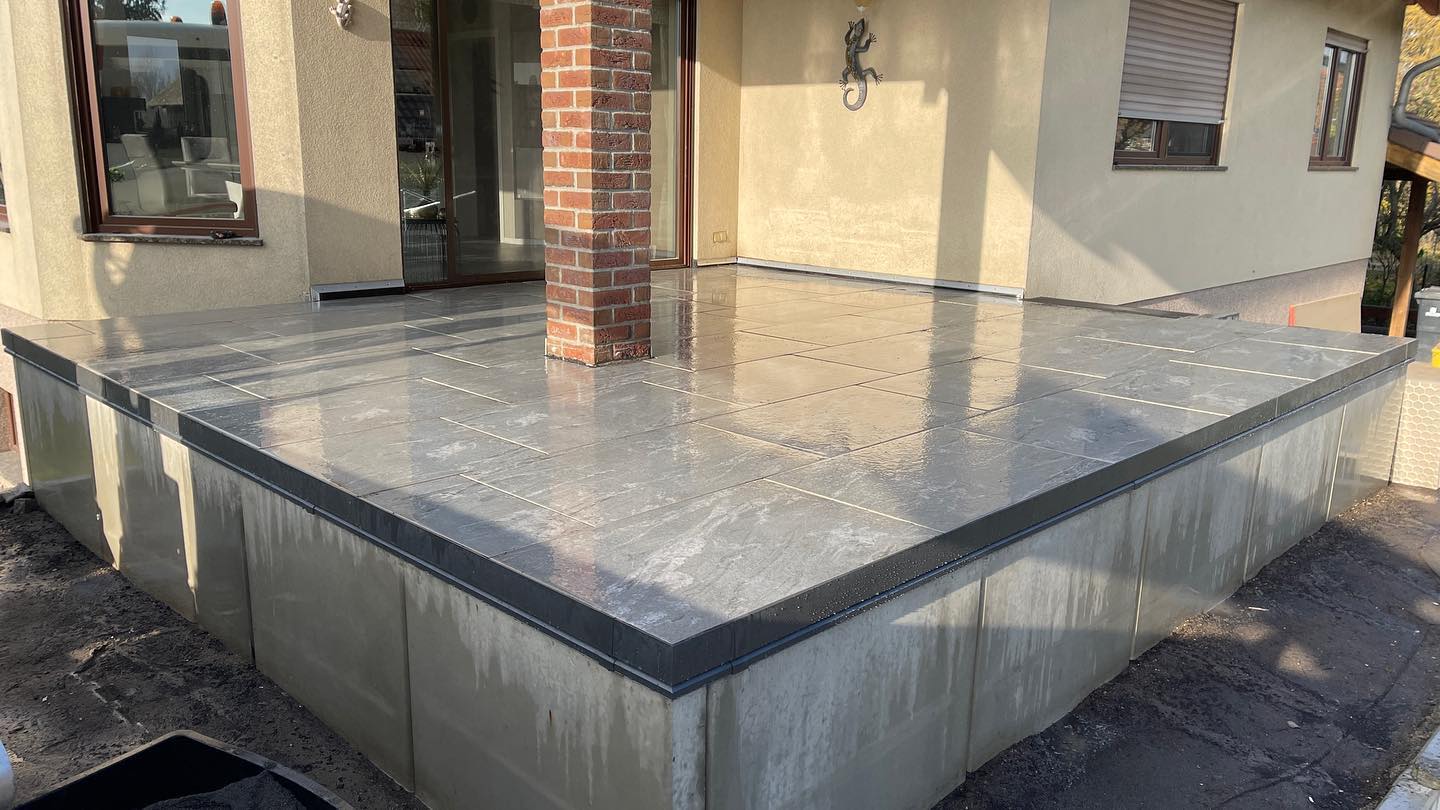 Hochterrasse mit Keramikplatten, Nero Bianco
