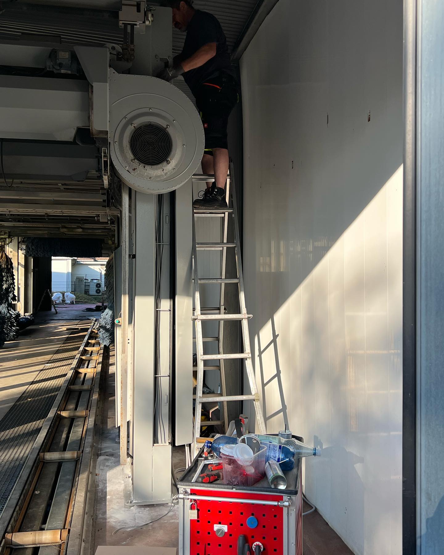 Guten Morgen, leider müssen wir Euch mitteilen das wir voraussichtlich erst Mitte der nächste Woche wieder aufmachen. Das warten wird sich lohnen 😉……….. #allesneu #modern #waschstrasse #alleswirdgut #daswartenlohntsich