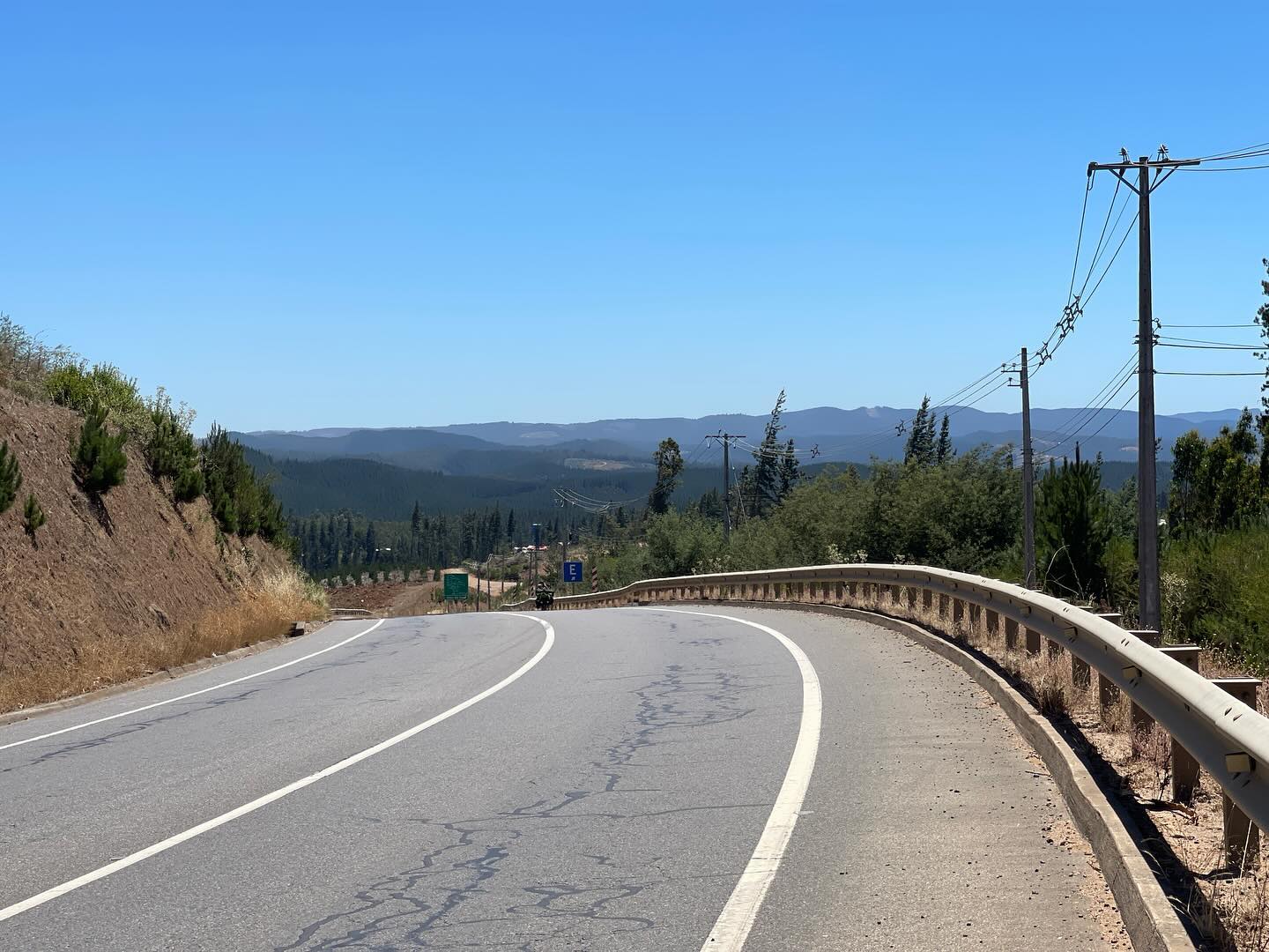Ende Januar ging es dann für uns wieder von Argentinien über den Paso Mamuil Malal nach Chile. An Yannik’s Geburtstag überquerten wir die Grenze am Fuße des Vulkans Lanin und genossen am folgenden Tag einen Ruhetag mit Blick auf den glühenden Villarrica. Von dort aus ging es dann weiter an die chilenische Pazifikküste, wo uns eine Schotterstraße mit Vogelspinnen, Schlangen, Skorpionen, aber auch wunderschönen Sonnenuntergängen begrüßte.
Den ausführlichen Bericht gibt es wie immer auf unserer Webseite: https://www.zuzweitweg.de/suedamerika-23-24/villarrica-und-chilenische-pazifikkueste/2024/03/28/