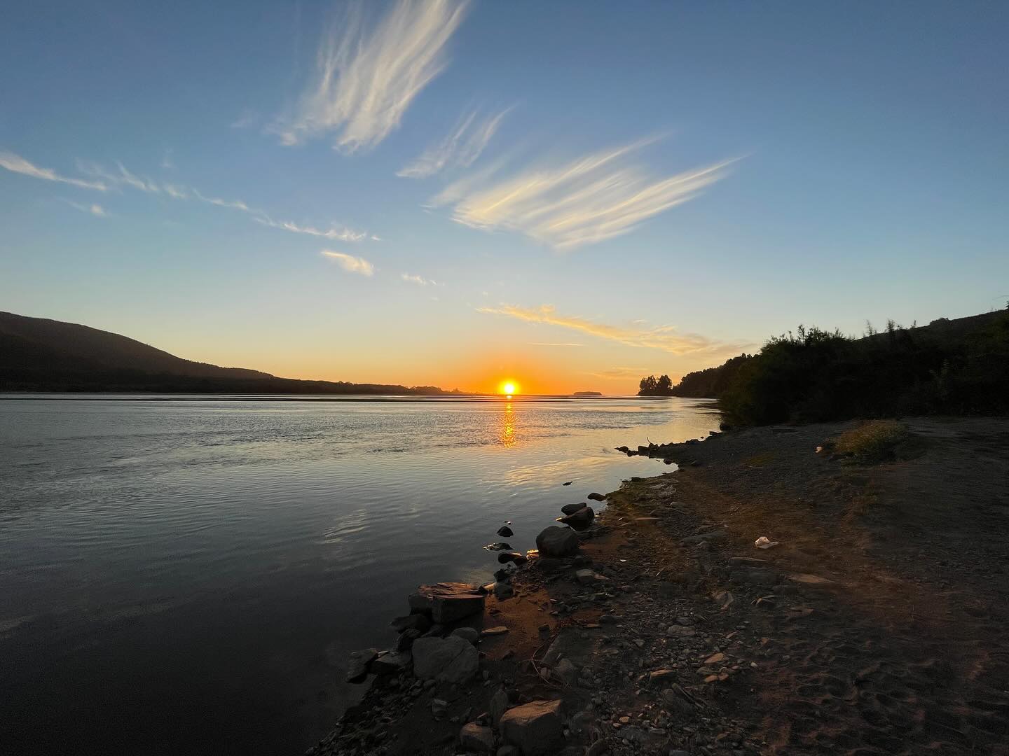 Ende Januar ging es dann für uns wieder von Argentinien über den Paso Mamuil Malal nach Chile. An Yannik’s Geburtstag überquerten wir die Grenze am Fuße des Vulkans Lanin und genossen am folgenden Tag einen Ruhetag mit Blick auf den glühenden Villarrica. Von dort aus ging es dann weiter an die chilenische Pazifikküste, wo uns eine Schotterstraße mit Vogelspinnen, Schlangen, Skorpionen, aber auch wunderschönen Sonnenuntergängen begrüßte.
Den ausführlichen Bericht gibt es wie immer auf unserer Webseite: https://www.zuzweitweg.de/suedamerika-23-24/villarrica-und-chilenische-pazifikkueste/2024/03/28/