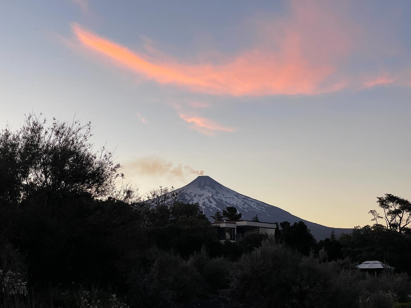 Ende Januar ging es dann für uns wieder von Argentinien über den Paso Mamuil Malal nach Chile. An Yannik’s Geburtstag überquerten wir die Grenze am Fuße des Vulkans Lanin und genossen am folgenden Tag einen Ruhetag mit Blick auf den glühenden Villarrica. Von dort aus ging es dann weiter an die chilenische Pazifikküste, wo uns eine Schotterstraße mit Vogelspinnen, Schlangen, Skorpionen, aber auch wunderschönen Sonnenuntergängen begrüßte.
Den ausführlichen Bericht gibt es wie immer auf unserer Webseite: https://www.zuzweitweg.de/suedamerika-23-24/villarrica-und-chilenische-pazifikkueste/2024/03/28/