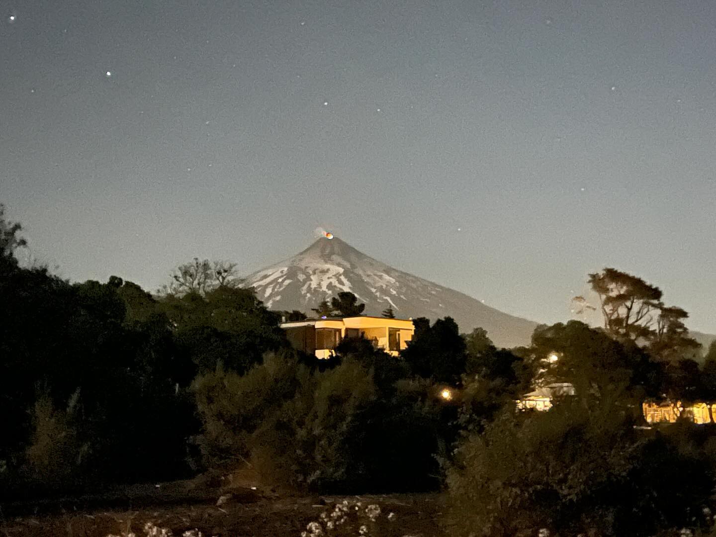 Ende Januar ging es dann für uns wieder von Argentinien über den Paso Mamuil Malal nach Chile. An Yannik’s Geburtstag überquerten wir die Grenze am Fuße des Vulkans Lanin und genossen am folgenden Tag einen Ruhetag mit Blick auf den glühenden Villarrica. Von dort aus ging es dann weiter an die chilenische Pazifikküste, wo uns eine Schotterstraße mit Vogelspinnen, Schlangen, Skorpionen, aber auch wunderschönen Sonnenuntergängen begrüßte.
Den ausführlichen Bericht gibt es wie immer auf unserer Webseite: https://www.zuzweitweg.de/suedamerika-23-24/villarrica-und-chilenische-pazifikkueste/2024/03/28/
