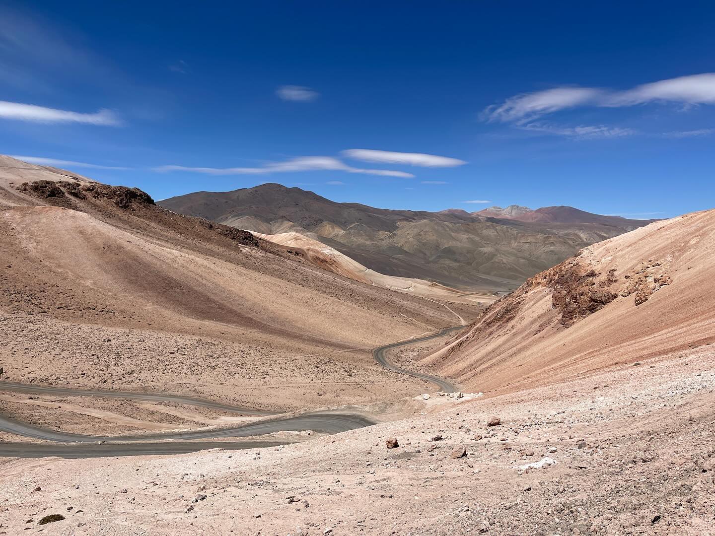 Nach einem Abstecher an den Pazifik, wo wir Charlottes Geburtstag verbracht haben, ging es direkt weiter zum nächsten Andenpass. Durch die Atacama-Wüste kämpften wir uns nicht nur bergauf. Denn ohne Zivilisation hatten wir auch mit Wassermangel zu kämpfen.
Wie wir es trotzdem mit der Hilfe von netten Menschen geschafft haben, erneut auf 4700 Meter zu kommen und wie fazinierend die Laguna Verde für uns war, haben wir in unserem neuem Beitrag ausführlich beschrieben: https://www.zuzweitweg.de/suedamerika-23-24/laguna-verde-und-paso-san-francisco/2024/05/08/