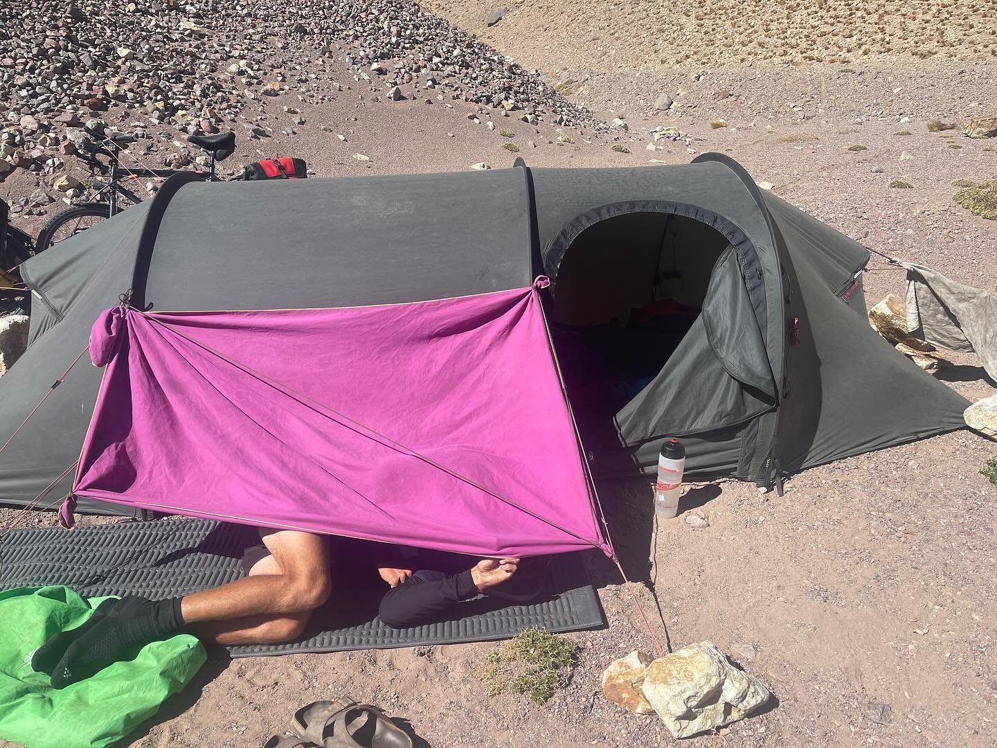 Das erste Mal auf unserer Reise ging es wirklich richtig in die Höhe. Eine unvergessliche Erfahrung mit Höhen und Tiefen, eine atemberaubende Landschaft und eine Erinnerung, die wir niemals vergessen werden. Wie wir die Hitze in der Wüste überstanden haben und uns dann mit den Fahrrädern auf über 4750 Meter geschleppt haben, erfahrt ihr in unserem neuem Beitrag: https://www.zuzweitweg.de/suedamerika-23-24/paso-agua-negra/2024/05/08/