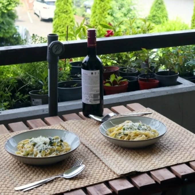Zucchini Carbonara mit Minze: Ein Perfektes Sommergericht Die klassische Carbonara hat zweifellos ihren Platz in der Welt der Pastagerichte, aber diese sommerliche Version bringt eine erfrischende Leichtigkeit auf den Teller. Zucchini ist eine hervorragende Wahl für den Sommer, da sie in dieser Jahreszeit besonders frisch und aromatisch ist. Sie bringt eine sanfte Süße und eine angenehme Textur ins Gericht, die perfekt mit der Cremigkeit der Perfektes Sommergericht harmoniert. 2 Zucchini waschen und würfeln. In einer Pfanne etwas Olivenöl erhitzen., zerdrückte Knoblauchzehe und die Zucchini hinzugeben, anbraten, Prise Salz hinzufügen.bei mittlerer bis niedriger Hitze anbraten, bis sie weich sind. Danach die Zucchini beiseitestellen. Die Nudeln in einem großen Topf mit kochendem Salzwasser nach Packungsanweisung al dente kochen. In einer Schüssel die Eier aufschlagen, dann den geriebenen Pecorino Romano hinzufügen. Mit einer kleinen Prise Salz und einer großzügigen Prise gemahlenem schwarzen Pfeffer würzen. Alles mit einer Gabel gut verquirlen und beiseitestellen. Spaghetti abgießen, etwas vom Nudelwasser auffangen. Die Nudeln direkt in die Pfanne zu den Zucchini geben. Sollte die Pfanne kalt sein, diese noch einmal kurz erhitzen, die geschlagenen Eier dazugeben, gut vermengen. Die Hitze der Nudeln und der Zucchini wird die Eier verarbeiten und eine reichhaltige, cremige Soße entstehen lassen. Falls die Soße zu dick ist, etwas vom aufgefangenen Nudelwasser hinzufügen, bis die gewünschte Konsistenz erreicht ist. Wichtig: Die Pfanne nicht noch einmal erhitzen, sonst entsteht Rührei in der Pfanne. Alles auf zwei Teller anrichten. Mit etwas geriebenem Pecorino-Käse und schwarzem Pfeffer bestreuen. Zum Abschluss ein paar frisch gehackte Minzblätter dazugeben und sofort servieren. #implanbleiben #onepotrezepte #pasta #einfachkochen #feierabendrezept #tortellini #feierabendkuche #einfachlecker #rezeptezumabnehmen #abnehmenleichtgemacht #abnehmenohnezuhungern #pastarecipe #foodreels #leckerschmecker #schnellekuche #schnellerezepte #proteinrezepte #kalorienarmerezepte #gesundessen #abnehmenmitgenuss #zucchinirecipes #pecorino
#italiancusine #italianfoodporn