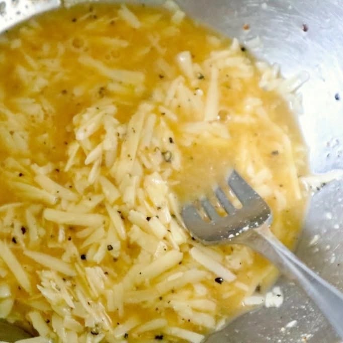 Zucchini Carbonara mit Minze: Ein Perfektes Sommergericht Die klassische Carbonara hat zweifellos ihren Platz in der Welt der Pastagerichte, aber diese sommerliche Version bringt eine erfrischende Leichtigkeit auf den Teller. Zucchini ist eine hervorragende Wahl für den Sommer, da sie in dieser Jahreszeit besonders frisch und aromatisch ist. Sie bringt eine sanfte Süße und eine angenehme Textur ins Gericht, die perfekt mit der Cremigkeit der Perfektes Sommergericht harmoniert. 2 Zucchini waschen und würfeln. In einer Pfanne etwas Olivenöl erhitzen., zerdrückte Knoblauchzehe und die Zucchini hinzugeben, anbraten, Prise Salz hinzufügen.bei mittlerer bis niedriger Hitze anbraten, bis sie weich sind. Danach die Zucchini beiseitestellen. Die Nudeln in einem großen Topf mit kochendem Salzwasser nach Packungsanweisung al dente kochen. In einer Schüssel die Eier aufschlagen, dann den geriebenen Pecorino Romano hinzufügen. Mit einer kleinen Prise Salz und einer großzügigen Prise gemahlenem schwarzen Pfeffer würzen. Alles mit einer Gabel gut verquirlen und beiseitestellen. Spaghetti abgießen, etwas vom Nudelwasser auffangen. Die Nudeln direkt in die Pfanne zu den Zucchini geben. Sollte die Pfanne kalt sein, diese noch einmal kurz erhitzen, die geschlagenen Eier dazugeben, gut vermengen. Die Hitze der Nudeln und der Zucchini wird die Eier verarbeiten und eine reichhaltige, cremige Soße entstehen lassen. Falls die Soße zu dick ist, etwas vom aufgefangenen Nudelwasser hinzufügen, bis die gewünschte Konsistenz erreicht ist. Wichtig: Die Pfanne nicht noch einmal erhitzen, sonst entsteht Rührei in der Pfanne. Alles auf zwei Teller anrichten. Mit etwas geriebenem Pecorino-Käse und schwarzem Pfeffer bestreuen. Zum Abschluss ein paar frisch gehackte Minzblätter dazugeben und sofort servieren. #implanbleiben #onepotrezepte #pasta #einfachkochen #feierabendrezept #tortellini #feierabendkuche #einfachlecker #rezeptezumabnehmen #abnehmenleichtgemacht #abnehmenohnezuhungern #pastarecipe #foodreels #leckerschmecker #schnellekuche #schnellerezepte #proteinrezepte #kalorienarmerezepte #gesundessen #abnehmenmitgenuss #zucchinirecipes #pecorino
#italiancusine #italianfoodporn