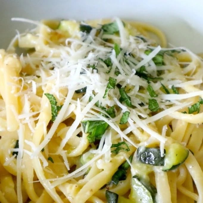 Zucchini Carbonara mit Minze: Ein Perfektes Sommergericht Die klassische Carbonara hat zweifellos ihren Platz in der Welt der Pastagerichte, aber diese sommerliche Version bringt eine erfrischende Leichtigkeit auf den Teller. Zucchini ist eine hervorragende Wahl für den Sommer, da sie in dieser Jahreszeit besonders frisch und aromatisch ist. Sie bringt eine sanfte Süße und eine angenehme Textur ins Gericht, die perfekt mit der Cremigkeit der Perfektes Sommergericht harmoniert. 2 Zucchini waschen und würfeln. In einer Pfanne etwas Olivenöl erhitzen., zerdrückte Knoblauchzehe und die Zucchini hinzugeben, anbraten, Prise Salz hinzufügen.bei mittlerer bis niedriger Hitze anbraten, bis sie weich sind. Danach die Zucchini beiseitestellen. Die Nudeln in einem großen Topf mit kochendem Salzwasser nach Packungsanweisung al dente kochen. In einer Schüssel die Eier aufschlagen, dann den geriebenen Pecorino Romano hinzufügen. Mit einer kleinen Prise Salz und einer großzügigen Prise gemahlenem schwarzen Pfeffer würzen. Alles mit einer Gabel gut verquirlen und beiseitestellen. Spaghetti abgießen, etwas vom Nudelwasser auffangen. Die Nudeln direkt in die Pfanne zu den Zucchini geben. Sollte die Pfanne kalt sein, diese noch einmal kurz erhitzen, die geschlagenen Eier dazugeben, gut vermengen. Die Hitze der Nudeln und der Zucchini wird die Eier verarbeiten und eine reichhaltige, cremige Soße entstehen lassen. Falls die Soße zu dick ist, etwas vom aufgefangenen Nudelwasser hinzufügen, bis die gewünschte Konsistenz erreicht ist. Wichtig: Die Pfanne nicht noch einmal erhitzen, sonst entsteht Rührei in der Pfanne. Alles auf zwei Teller anrichten. Mit etwas geriebenem Pecorino-Käse und schwarzem Pfeffer bestreuen. Zum Abschluss ein paar frisch gehackte Minzblätter dazugeben und sofort servieren. #implanbleiben #onepotrezepte #pasta #einfachkochen #feierabendrezept #tortellini #feierabendkuche #einfachlecker #rezeptezumabnehmen #abnehmenleichtgemacht #abnehmenohnezuhungern #pastarecipe #foodreels #leckerschmecker #schnellekuche #schnellerezepte #proteinrezepte #kalorienarmerezepte #gesundessen #abnehmenmitgenuss #zucchinirecipes #pecorino
#italiancusine #italianfoodporn
