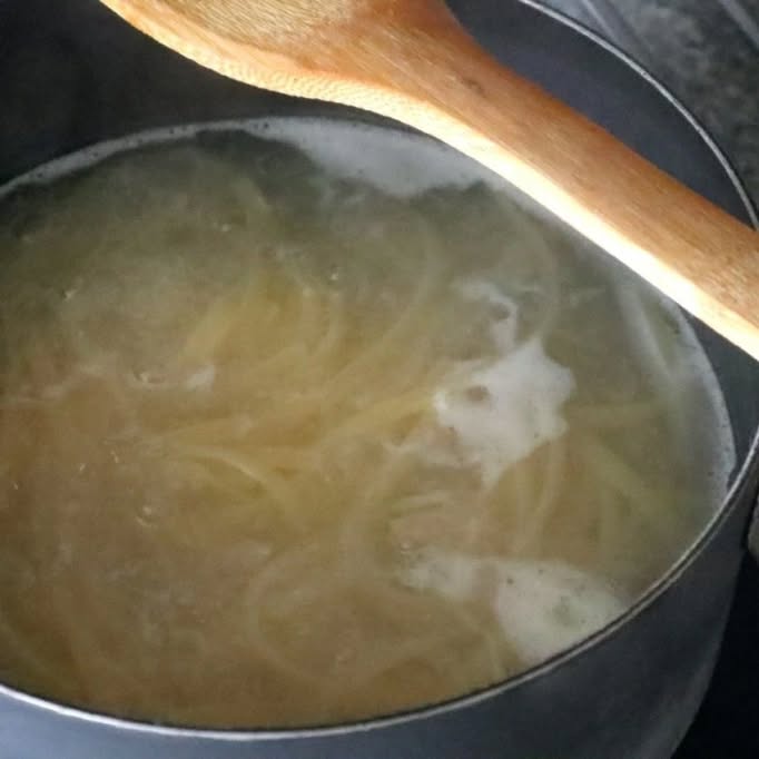 Zucchini Carbonara mit Minze: Ein Perfektes Sommergericht Die klassische Carbonara hat zweifellos ihren Platz in der Welt der Pastagerichte, aber diese sommerliche Version bringt eine erfrischende Leichtigkeit auf den Teller. Zucchini ist eine hervorragende Wahl für den Sommer, da sie in dieser Jahreszeit besonders frisch und aromatisch ist. Sie bringt eine sanfte Süße und eine angenehme Textur ins Gericht, die perfekt mit der Cremigkeit der Perfektes Sommergericht harmoniert. 2 Zucchini waschen und würfeln. In einer Pfanne etwas Olivenöl erhitzen., zerdrückte Knoblauchzehe und die Zucchini hinzugeben, anbraten, Prise Salz hinzufügen.bei mittlerer bis niedriger Hitze anbraten, bis sie weich sind. Danach die Zucchini beiseitestellen. Die Nudeln in einem großen Topf mit kochendem Salzwasser nach Packungsanweisung al dente kochen. In einer Schüssel die Eier aufschlagen, dann den geriebenen Pecorino Romano hinzufügen. Mit einer kleinen Prise Salz und einer großzügigen Prise gemahlenem schwarzen Pfeffer würzen. Alles mit einer Gabel gut verquirlen und beiseitestellen. Spaghetti abgießen, etwas vom Nudelwasser auffangen. Die Nudeln direkt in die Pfanne zu den Zucchini geben. Sollte die Pfanne kalt sein, diese noch einmal kurz erhitzen, die geschlagenen Eier dazugeben, gut vermengen. Die Hitze der Nudeln und der Zucchini wird die Eier verarbeiten und eine reichhaltige, cremige Soße entstehen lassen. Falls die Soße zu dick ist, etwas vom aufgefangenen Nudelwasser hinzufügen, bis die gewünschte Konsistenz erreicht ist. Wichtig: Die Pfanne nicht noch einmal erhitzen, sonst entsteht Rührei in der Pfanne. Alles auf zwei Teller anrichten. Mit etwas geriebenem Pecorino-Käse und schwarzem Pfeffer bestreuen. Zum Abschluss ein paar frisch gehackte Minzblätter dazugeben und sofort servieren. #implanbleiben #onepotrezepte #pasta #einfachkochen #feierabendrezept #tortellini #feierabendkuche #einfachlecker #rezeptezumabnehmen #abnehmenleichtgemacht #abnehmenohnezuhungern #pastarecipe #foodreels #leckerschmecker #schnellekuche #schnellerezepte #proteinrezepte #kalorienarmerezepte #gesundessen #abnehmenmitgenuss #zucchinirecipes #pecorino
#italiancusine #italianfoodporn