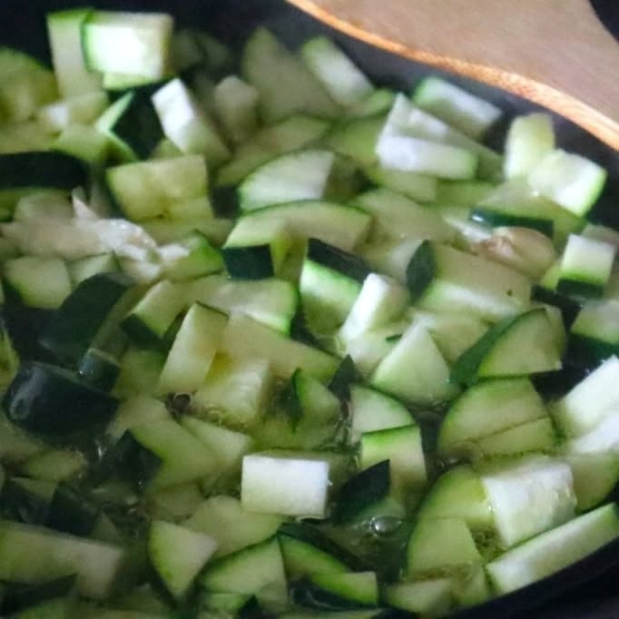 Zucchini Carbonara mit Minze: Ein Perfektes Sommergericht Die klassische Carbonara hat zweifellos ihren Platz in der Welt der Pastagerichte, aber diese sommerliche Version bringt eine erfrischende Leichtigkeit auf den Teller. Zucchini ist eine hervorragende Wahl für den Sommer, da sie in dieser Jahreszeit besonders frisch und aromatisch ist. Sie bringt eine sanfte Süße und eine angenehme Textur ins Gericht, die perfekt mit der Cremigkeit der Perfektes Sommergericht harmoniert. 2 Zucchini waschen und würfeln. In einer Pfanne etwas Olivenöl erhitzen., zerdrückte Knoblauchzehe und die Zucchini hinzugeben, anbraten, Prise Salz hinzufügen.bei mittlerer bis niedriger Hitze anbraten, bis sie weich sind. Danach die Zucchini beiseitestellen. Die Nudeln in einem großen Topf mit kochendem Salzwasser nach Packungsanweisung al dente kochen. In einer Schüssel die Eier aufschlagen, dann den geriebenen Pecorino Romano hinzufügen. Mit einer kleinen Prise Salz und einer großzügigen Prise gemahlenem schwarzen Pfeffer würzen. Alles mit einer Gabel gut verquirlen und beiseitestellen. Spaghetti abgießen, etwas vom Nudelwasser auffangen. Die Nudeln direkt in die Pfanne zu den Zucchini geben. Sollte die Pfanne kalt sein, diese noch einmal kurz erhitzen, die geschlagenen Eier dazugeben, gut vermengen. Die Hitze der Nudeln und der Zucchini wird die Eier verarbeiten und eine reichhaltige, cremige Soße entstehen lassen. Falls die Soße zu dick ist, etwas vom aufgefangenen Nudelwasser hinzufügen, bis die gewünschte Konsistenz erreicht ist. Wichtig: Die Pfanne nicht noch einmal erhitzen, sonst entsteht Rührei in der Pfanne. Alles auf zwei Teller anrichten. Mit etwas geriebenem Pecorino-Käse und schwarzem Pfeffer bestreuen. Zum Abschluss ein paar frisch gehackte Minzblätter dazugeben und sofort servieren. #implanbleiben #onepotrezepte #pasta #einfachkochen #feierabendrezept #tortellini #feierabendkuche #einfachlecker #rezeptezumabnehmen #abnehmenleichtgemacht #abnehmenohnezuhungern #pastarecipe #foodreels #leckerschmecker #schnellekuche #schnellerezepte #proteinrezepte #kalorienarmerezepte #gesundessen #abnehmenmitgenuss #zucchinirecipes #pecorino
#italiancusine #italianfoodporn