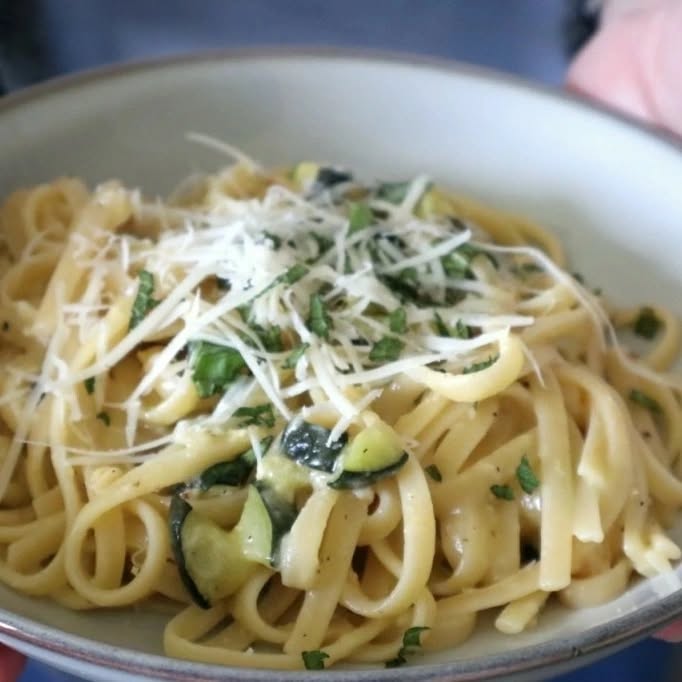 Zucchini Carbonara mit Minze: Ein Perfektes Sommergericht Die klassische Carbonara hat zweifellos ihren Platz in der Welt der Pastagerichte, aber diese sommerliche Version bringt eine erfrischende Leichtigkeit auf den Teller. Zucchini ist eine hervorragende Wahl für den Sommer, da sie in dieser Jahreszeit besonders frisch und aromatisch ist. Sie bringt eine sanfte Süße und eine angenehme Textur ins Gericht, die perfekt mit der Cremigkeit der Perfektes Sommergericht harmoniert. 2 Zucchini waschen und würfeln. In einer Pfanne etwas Olivenöl erhitzen., zerdrückte Knoblauchzehe und die Zucchini hinzugeben, anbraten, Prise Salz hinzufügen.bei mittlerer bis niedriger Hitze anbraten, bis sie weich sind. Danach die Zucchini beiseitestellen. Die Nudeln in einem großen Topf mit kochendem Salzwasser nach Packungsanweisung al dente kochen. In einer Schüssel die Eier aufschlagen, dann den geriebenen Pecorino Romano hinzufügen. Mit einer kleinen Prise Salz und einer großzügigen Prise gemahlenem schwarzen Pfeffer würzen. Alles mit einer Gabel gut verquirlen und beiseitestellen. Spaghetti abgießen, etwas vom Nudelwasser auffangen. Die Nudeln direkt in die Pfanne zu den Zucchini geben. Sollte die Pfanne kalt sein, diese noch einmal kurz erhitzen, die geschlagenen Eier dazugeben, gut vermengen. Die Hitze der Nudeln und der Zucchini wird die Eier verarbeiten und eine reichhaltige, cremige Soße entstehen lassen. Falls die Soße zu dick ist, etwas vom aufgefangenen Nudelwasser hinzufügen, bis die gewünschte Konsistenz erreicht ist. Wichtig: Die Pfanne nicht noch einmal erhitzen, sonst entsteht Rührei in der Pfanne. Alles auf zwei Teller anrichten. Mit etwas geriebenem Pecorino-Käse und schwarzem Pfeffer bestreuen. Zum Abschluss ein paar frisch gehackte Minzblätter dazugeben und sofort servieren. #implanbleiben #onepotrezepte #pasta #einfachkochen #feierabendrezept #tortellini #feierabendkuche #einfachlecker #rezeptezumabnehmen #abnehmenleichtgemacht #abnehmenohnezuhungern #pastarecipe #foodreels #leckerschmecker #schnellekuche #schnellerezepte #proteinrezepte #kalorienarmerezepte #gesundessen #abnehmenmitgenuss #zucchinirecipes #pecorino
#italiancusine #italianfoodporn
