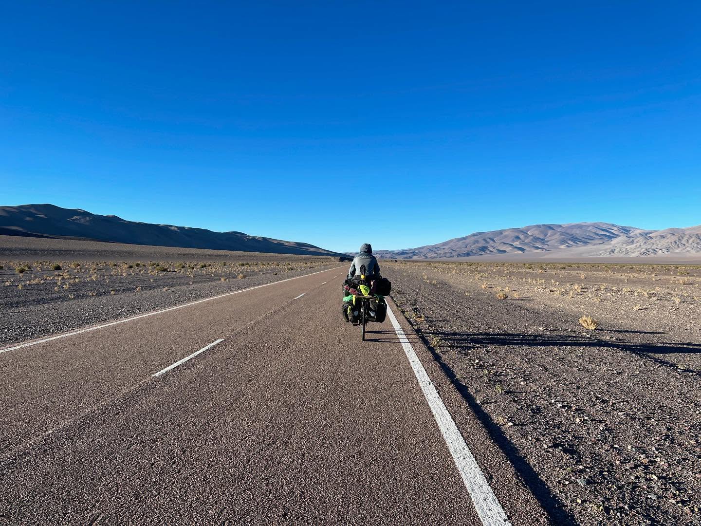 Nach dem San Francisco Pass folgte für uns eine schöne lange Abfahrt. Da wir uns sehr auf eine Pause freuten, wollten wir dann so schnell wie möglich nach Salta kommen. Auf dem Weg dorthin hatten wir jedoch mit einer kaputten Kurbel zu kämpfen, sodass wir schlussendlich die letzten knapp 80 Kilometer trampen mussten. Zunächst ein ziemliches Drama für uns, doch im Nachhinein eine Erfahrung, bei der wir so viele nette Menschen kennen lernen durften, die wir niemals missen wollen würden. Auch unsere Zeit in Salta lief leider nicht ganz wie erwartet, da man auf dem einzigen Campingplatz der Stadt nicht zelten durfte.
PS: Zu diesem und den folgenden Beiträgen wird es erstmal keinen ausführlichen Blogbeitrag geben, da wir in der letzten Zeit keine Zeit und auch keine Lust hatten, alles aufzuschreiben. Eventuell holen wir das aber noch nach, sobald wir wieder zu Hause sind.
