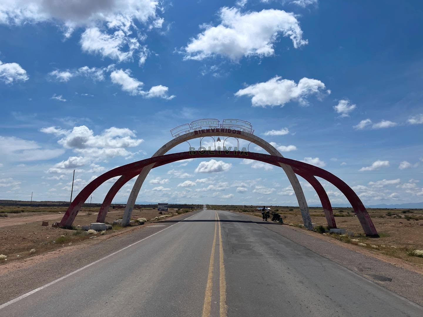 Unseren eigentlichen Plan, über den Jama-Pass und dementsprechend nochmal durch Chile nach Bolivien zu fahren, änderten wir, nachdem dieser innerhalb einer Woche mehrfach wegen Schneefall und Erdrutschen gesperrt wurden war. Aus diesem Grund ging es für uns durch Nordargentinien, wo wir bereits merkten, wie sich die Kultur veränderte. Wir genossen die letzten Tage in dem Land, wo wir die meiste Zeit unserer Reise verbracht hatten und verabschiedeten uns dann am 6. April nach Bolivien. Direkt die ersten beiden Abende wurden dann aufgrund starker Gewitter zu einem Albtraum. Zum Glück wurden wir danach jedoch verschont und machten in Tupiza eine wunderschöne Reittour. Anschließend forderten uns auf dem Weg nach Uyuni noch einmal einige Höhenmeter, die wir jedoch mit der Aussicht auf eine längere Fahrradpause verkraften konnten.