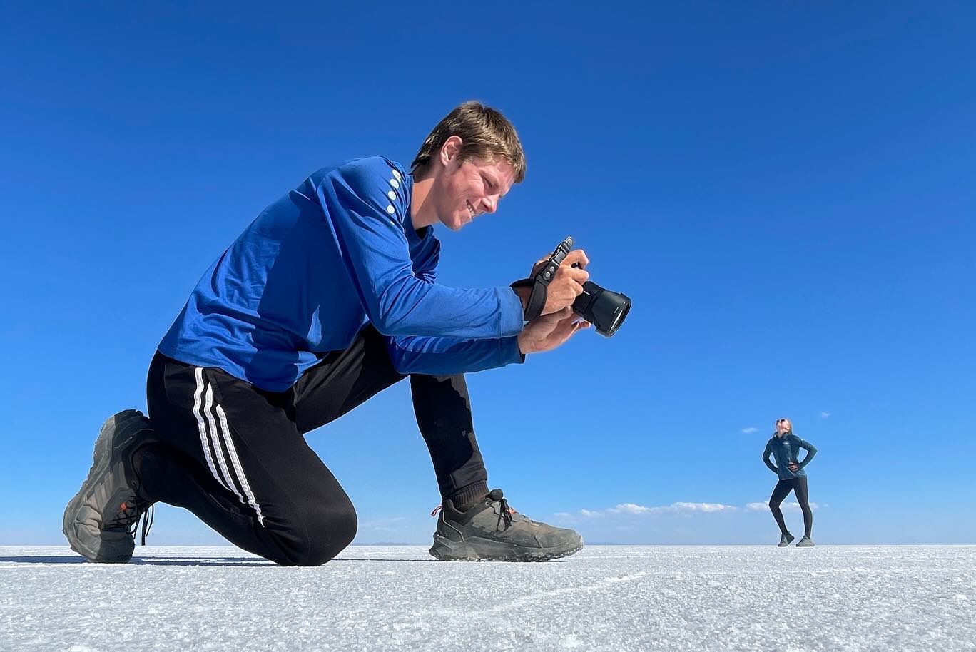 In Uyuni stand für uns dann eine dreitägige Jeeptour an, die wir von Charlottes Eltern zum Geburtstag geschenkt bekommen hatten und die gleichzeitig ein Highlight war, auf das wir uns schon sehr lange freuten. Den ersten Tag verbrachten wir dabei zum größten Teil auf dem Salar de Uyuni. Für uns war es ein etwas ungewohntes Gefühl von einer Gruppe abhängig zu sein. An eine zeitliche Vorgabe pro Sehenswürdigkeit mussten wir uns erst gewöhnen. Schon beim Sonneuntergang auf dem Salar war der Zeitdruck jedoch verschwunden und wir konnten einen der schönsten Sonnenuntergänge der Reise vollkommen genießen. Nach einer Nacht in einem Salzhotel ging es am nächsten Tag in die Höhe. Vorbei am Vulkan Ollagüe fuhren wir dann zur Laguna Colorada und danach noch zu den Geysiren des Sol de la Mañana. Auf 5000 Metern war es kurz vor Sonnenuntergang schon echt ziemlich kalt. Doch die Aktivität des Vulkans in Form von Rauch und blubbernder Flüssigkeiten zu sehen, war schon sehr besonders. Außerdem konnten wir uns dann am Abend in den heißen Quellen unter einem atemberaubenden Sternenhimmel wieder aufwärmen. Der nächste Morgen startete dann mit der Fahrt zur Laguna Verde (nicht zu verwechseln mit der am San Francisco Pass). Anschließend fuhren wir dann mit einigen Zwischenstopps zurück nach Uyuni. Insgesamt auf jeden Fall eine wirklich schöne Tour mit unvergesslichen Erlebnissen, die wir nicht missen wollen würden.
PS: Wir sind zwar nun schon seit über einem Monat wieder zu Hause, sind jedoch noch nicht dazu gekommen die fehlenden Instagram-Beiträge zu schreiben. In den nächsten Wochen wird dies dann aber hoffentlich in regelmäßigen Abständen nachgeholt.