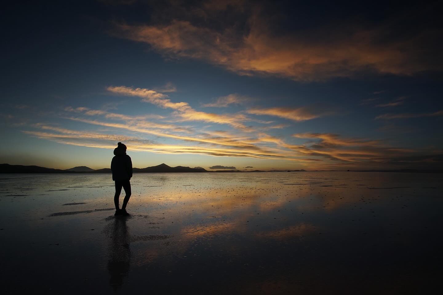In Uyuni stand für uns dann eine dreitägige Jeeptour an, die wir von Charlottes Eltern zum Geburtstag geschenkt bekommen hatten und die gleichzeitig ein Highlight war, auf das wir uns schon sehr lange freuten. Den ersten Tag verbrachten wir dabei zum größten Teil auf dem Salar de Uyuni. Für uns war es ein etwas ungewohntes Gefühl von einer Gruppe abhängig zu sein. An eine zeitliche Vorgabe pro Sehenswürdigkeit mussten wir uns erst gewöhnen. Schon beim Sonneuntergang auf dem Salar war der Zeitdruck jedoch verschwunden und wir konnten einen der schönsten Sonnenuntergänge der Reise vollkommen genießen. Nach einer Nacht in einem Salzhotel ging es am nächsten Tag in die Höhe. Vorbei am Vulkan Ollagüe fuhren wir dann zur Laguna Colorada und danach noch zu den Geysiren des Sol de la Mañana. Auf 5000 Metern war es kurz vor Sonnenuntergang schon echt ziemlich kalt. Doch die Aktivität des Vulkans in Form von Rauch und blubbernder Flüssigkeiten zu sehen, war schon sehr besonders. Außerdem konnten wir uns dann am Abend in den heißen Quellen unter einem atemberaubenden Sternenhimmel wieder aufwärmen. Der nächste Morgen startete dann mit der Fahrt zur Laguna Verde (nicht zu verwechseln mit der am San Francisco Pass). Anschließend fuhren wir dann mit einigen Zwischenstopps zurück nach Uyuni. Insgesamt auf jeden Fall eine wirklich schöne Tour mit unvergesslichen Erlebnissen, die wir nicht missen wollen würden.
PS: Wir sind zwar nun schon seit über einem Monat wieder zu Hause, sind jedoch noch nicht dazu gekommen die fehlenden Instagram-Beiträge zu schreiben. In den nächsten Wochen wird dies dann aber hoffentlich in regelmäßigen Abständen nachgeholt.