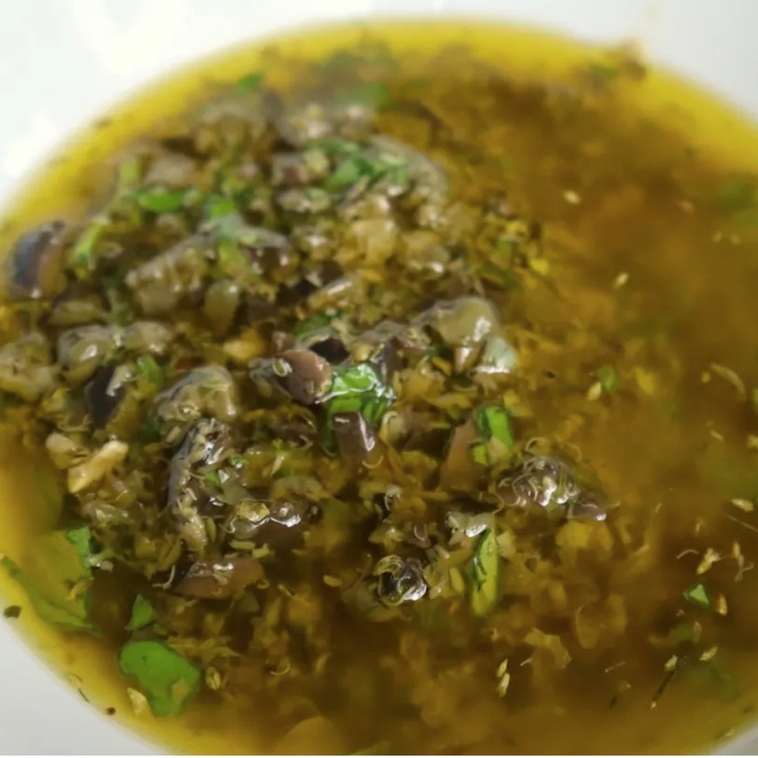 Toskanische Fischküche: Knurrhahn mit Zitronen-Kräuter-Sauce Zarte Knurrhahnfilets, knusprig gebraten und mit einer erfrischenden Zitronen-Kräuter-Sauce serviert – einfach, mediterran und perfekt für ein leichtes Abendessen! Du benötigst: 600 g Knurrhahnfilets, etwas Dinkelmehl zum Bestäuben, Salz nach Geschmack, etwas Natives Olivenöl extra.
**Für die Sauce**
2 Esslöffel Kapern, gut ausgedrückt, 2 Esslöffel Oliven, ein paar aromatische frische Kräuter (Petersilie, Thymian, Basilikum oder andere), etwas Zitronensaft, etwas Natives Olivenöl extra. Zubereitung: Den ausgenommen Knurrhahn waschen und trocknen, danach den Fisch in Dinkelmehl wenden. Ein paar Esslöffel natives Olivenöl extra in eine beschichtete Pfanne geben, heiss werden lassen. Die Knurrhahnfilets auf jeder Seite für 3-4 Minuten braten, bis sie schön goldbraun und knusprig sind. Danach für ein paar Minuten auf einen Teller mit Küchenpapier legen. Kräuter, Oliven und Kapern mit einem Messer fein hacken. Mit dem nativen Olivenöl extra und 1-2 Esslöffel Zitronensaft gut vermischen. Die Knurrhahnfilets mit der Kräutersauce und etwas Salat auf vorgewärmte Teller servieren. Lasst es euch schmecken! ❤️
#fishrecipes #ricetteitaliane #italia #foodlover #recetas #foodporn #fischliebe #italianfood #mediterraneanfoodrecipes #italiancusine #mediterraneanfood #mittelmeerküche #fishfood #gewürzederwelt #bibel #koriander #fischrezepte #rezepte