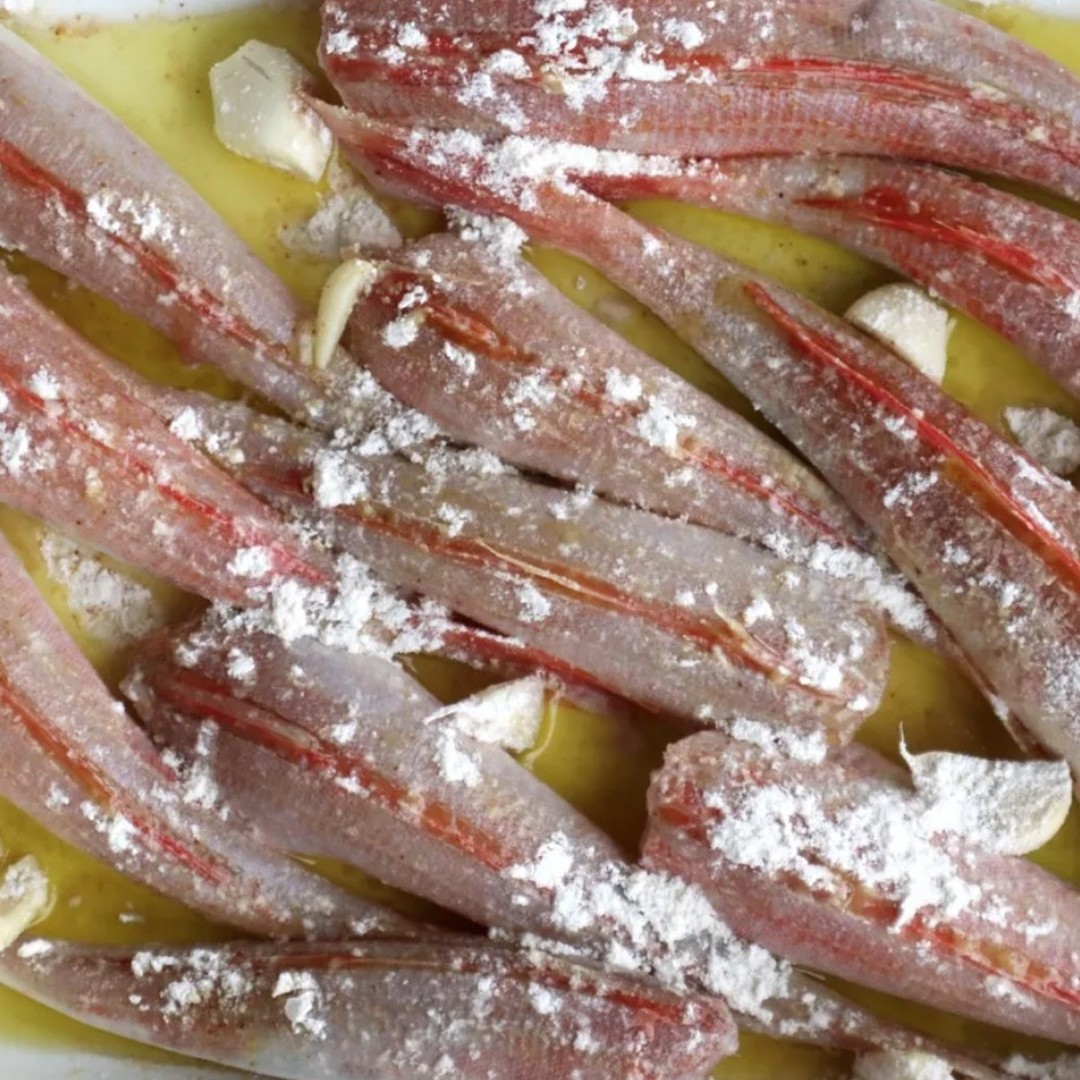 Toskanische Fischküche: Knurrhahn mit Zitronen-Kräuter-Sauce Zarte Knurrhahnfilets, knusprig gebraten und mit einer erfrischenden Zitronen-Kräuter-Sauce serviert – einfach, mediterran und perfekt für ein leichtes Abendessen! Du benötigst: 600 g Knurrhahnfilets, etwas Dinkelmehl zum Bestäuben, Salz nach Geschmack, etwas Natives Olivenöl extra.
**Für die Sauce**
2 Esslöffel Kapern, gut ausgedrückt, 2 Esslöffel Oliven, ein paar aromatische frische Kräuter (Petersilie, Thymian, Basilikum oder andere), etwas Zitronensaft, etwas Natives Olivenöl extra. Zubereitung: Den ausgenommen Knurrhahn waschen und trocknen, danach den Fisch in Dinkelmehl wenden. Ein paar Esslöffel natives Olivenöl extra in eine beschichtete Pfanne geben, heiss werden lassen. Die Knurrhahnfilets auf jeder Seite für 3-4 Minuten braten, bis sie schön goldbraun und knusprig sind. Danach für ein paar Minuten auf einen Teller mit Küchenpapier legen. Kräuter, Oliven und Kapern mit einem Messer fein hacken. Mit dem nativen Olivenöl extra und 1-2 Esslöffel Zitronensaft gut vermischen. Die Knurrhahnfilets mit der Kräutersauce und etwas Salat auf vorgewärmte Teller servieren. Lasst es euch schmecken! ❤️
#fishrecipes #ricetteitaliane #italia #foodlover #recetas #foodporn #fischliebe #italianfood #mediterraneanfoodrecipes #italiancusine #mediterraneanfood #mittelmeerküche #fishfood #gewürzederwelt #bibel #koriander #fischrezepte #rezepte