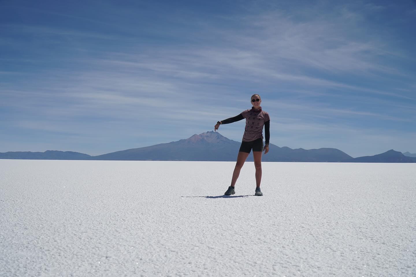 Die drei Tage ohne Fahrrad taten gut, doch wir freuten uns auch wieder weiter fahren zu können. Vorallem stand eines der absouluten Highlights an. Mit den Rädern auf den Salzsee. 1 ½ Tage nichts außer weiß. Keine Straßen, keine Menschenseele, nur wir mit unseren Fahrrädern. Man fährt km um km und man verliert jegliche Orientierung. Der Süden sieht genauso aus wie der Norden oder der Westen oder der Osten. Nur eine kleine Orientierung am Horizont und die Sonne. Der Vulkan Tunupa der aber am Fuß auch über 15 km Breite hat. Ohne Navi hätten wir den Ausgang also auch so nicht gefunden. Ein nichts aus weiß und trotzdem unbeschreiblich schön. Doch das Fahren an sich war mühsam. Da die Regenzeit gerade erst zu Ende gegangen ist, war das Salz noch sehr nass und es fühlte sich so an, als würde man über Kleber fahren. Dazu hatte man das Gefühl gar nicht vom Fleck kommt. Am Nachmittag hielten wir deshalb einfach an und schlugen mitten auf der weißen Ebene unser Zelt auf. Genossen noch den wunderschönene Sonnenuntergang und gingen relativ früh schlafen. Denn wir wollten uns unbedingt den Sternenhimmel anschauen. Die Erwartungen waren zwar schon hoch, doch was wir sahen übertraf alles, was man sich hätte vorstellen können. Ein Bild, das keine Kamera einfangen kann. Ein Bild das einfach nur unbeschreiblich ist.
Die restlichen 60 km legten wir dann am nächsten Vormittag auf dem Salar zurück. Zum Glück auch mit besseren Bodengegebenheiten, sodass wir nicht mehr nur noch das Gefühl hatten, am Boden zu kleben.
Doch der Salzsee hat auch Spuren hinterlassen. Nicht nur wir waren von oben bis unten voller Salz, auch unsere Taschen und Fahrräder waren komplett gesalzen. Das konnte natürlich unmöglich so bleiben, da dir Fahrräder sonst wahrscheinlich schon auf dem Weg nach La Paz völlig verrostet gewesen wären. Wir verbrachten also den ganzen Nachmittag damit, unsere Fahrräder in der Wasserquelle vom Vulkan (die einzige Wasserquelle, die nicht salzig war) sauber zu machen.