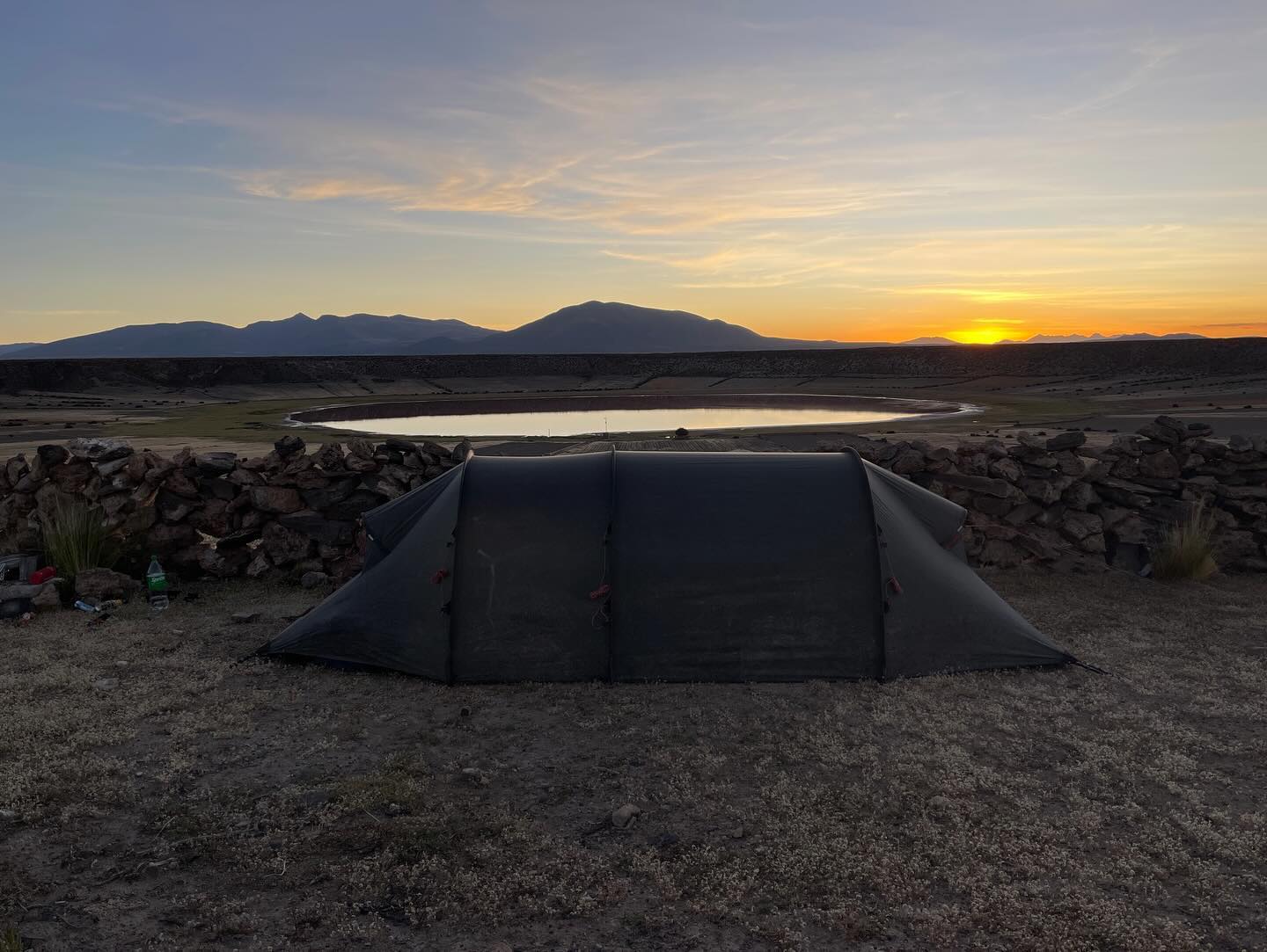 Nach der Nacht am Rande des Salzsees ging es dann weiter Richtung La Paz. Erstaunt beobachteten wir, wie die eine Seite des Salzsees, die Touristenattraktion von Bolivien war und keine 100 km entfernt die Meschen wieder unter einfachsten Bedigungen lebten. Wir freuten uns, denn wir hatten die letzten Tage genug Touristen gesehen. So genossen wir die Ruhe und die Möglichkeit das erste Mal wirklich in die Kultur Boliviens einzutauchen. Wir unterhielten uns mit Einheimischen, aßen wie das ganzen Dorf am Essensstand Mittag und lernten viel über das Leben der Meschen dort. Wir sahen die Armut, von der alle immer sprechen und durften erfahren, dass es im Grunde eine Sache der Perspektive ist. Die Frauen waren oft glücklich mit ihrem Leben und mit dem was sie haben. Sie kannten es nicht anderes und lebten das Leben, das alle dort leben. Sie haben auf ihren Feldern gearbeitet, hatten also genug zu essen, ein Dach über dem Kopf und eine glückliche Familie. Die sieben Tage bis La Paz genossen wir also nochmal sehr und waren sehr inspriert von der Sichtweise aufs Leben der Meschen dort. Doch wir freuten uns auch auf die Pause in La Paz und all die Sachen die wir in dieser wunderschönen Stadt geplant hatten. Mehr dazu dann aber im nächsten Beitrag.