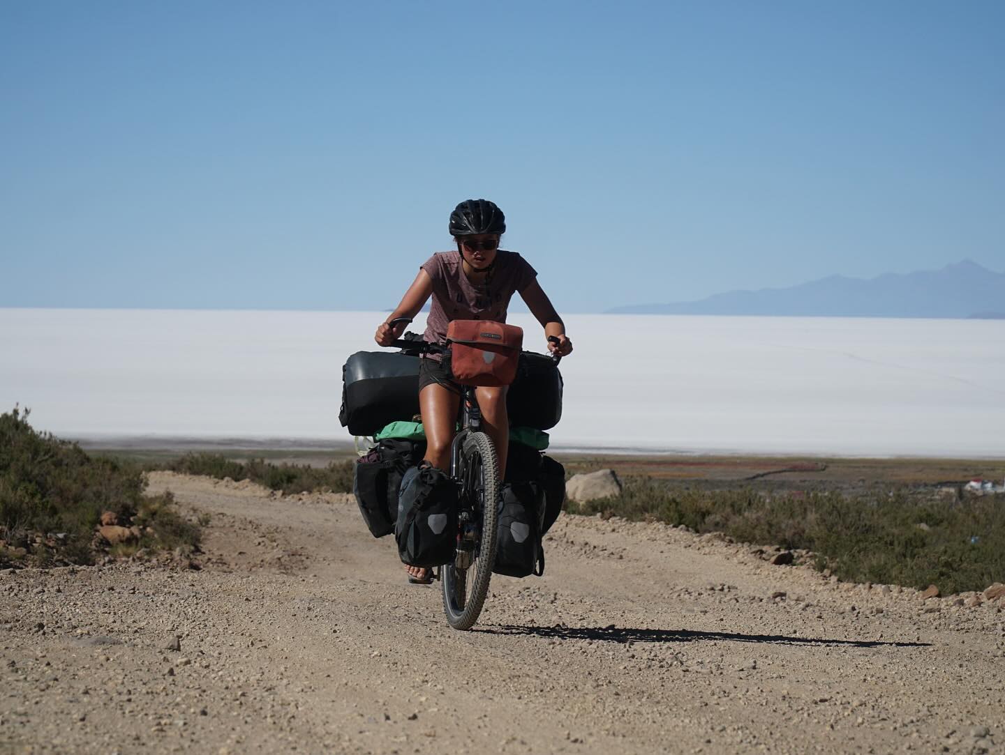 Nach der Nacht am Rande des Salzsees ging es dann weiter Richtung La Paz. Erstaunt beobachteten wir, wie die eine Seite des Salzsees, die Touristenattraktion von Bolivien war und keine 100 km entfernt die Meschen wieder unter einfachsten Bedigungen lebten. Wir freuten uns, denn wir hatten die letzten Tage genug Touristen gesehen. So genossen wir die Ruhe und die Möglichkeit das erste Mal wirklich in die Kultur Boliviens einzutauchen. Wir unterhielten uns mit Einheimischen, aßen wie das ganzen Dorf am Essensstand Mittag und lernten viel über das Leben der Meschen dort. Wir sahen die Armut, von der alle immer sprechen und durften erfahren, dass es im Grunde eine Sache der Perspektive ist. Die Frauen waren oft glücklich mit ihrem Leben und mit dem was sie haben. Sie kannten es nicht anderes und lebten das Leben, das alle dort leben. Sie haben auf ihren Feldern gearbeitet, hatten also genug zu essen, ein Dach über dem Kopf und eine glückliche Familie. Die sieben Tage bis La Paz genossen wir also nochmal sehr und waren sehr inspriert von der Sichtweise aufs Leben der Meschen dort. Doch wir freuten uns auch auf die Pause in La Paz und all die Sachen die wir in dieser wunderschönen Stadt geplant hatten. Mehr dazu dann aber im nächsten Beitrag.