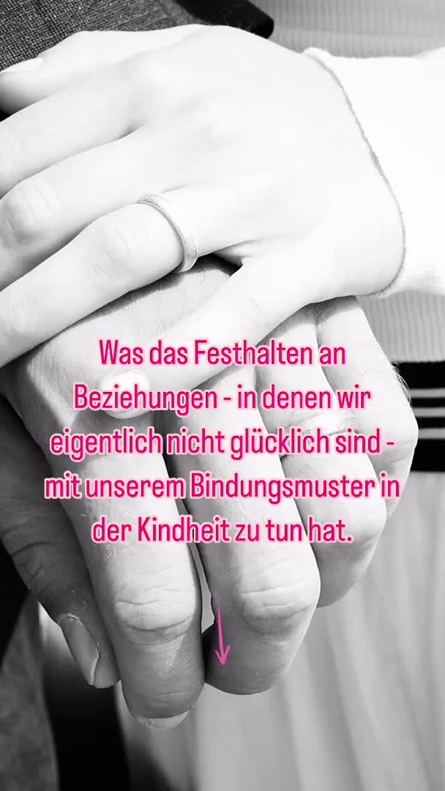 Menschen mit ambivalenten Bindungsmustern streben im Erwachsenenalter häufig nach übermäßiger Nähe, um die Angst vor Trennung und den damit verbundenen emotionalen Schmerz zu vermeiden.
Dieses Phänomen wurzelt in frühkindlichen Beziehungserfahrungen, wie es bereits Bowlby (1969) und Ainsworth (1978) im Rahmen der Bindungstheorie beschrieben haben.
Weitere empirische Arbeiten bestätigen, dass solche Verhaltensweisen als kompensatorischer Mechanismus entstehen, um frühe Unsicherheiten und das Gefühl emotionaler Vernachlässigung zu mildern – was jedoch häufig zu dysfunktionalen Beziehungsmustern führt.
#psychologie #bindung #unsicherebindung #ambivalenz