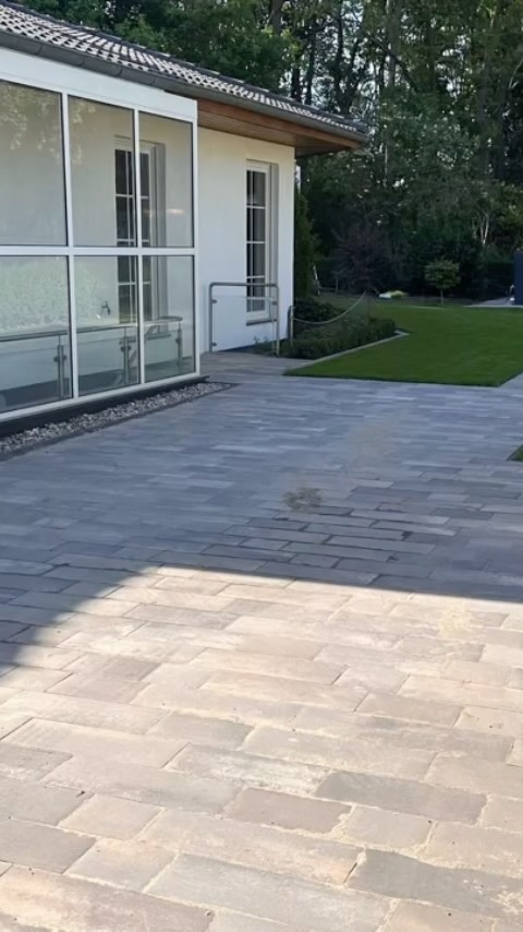 Außenanlage mit Terrasse aus EMPEROR Keramikplatten, RINN Padio Pflaster, Rollrasen und RainBird Beregnung hergestellt.