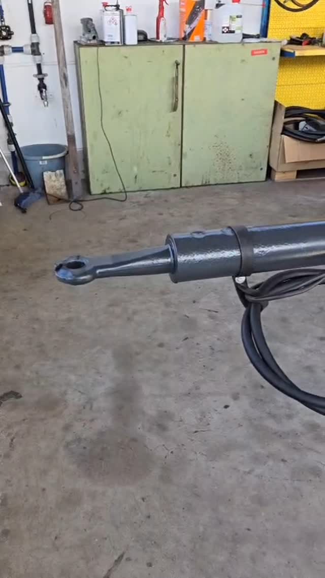 Von der Straße in die Werkstatt – und zurück wie neu. 🔧🚛
Dieser Anhänger wurde zerlegt, jedes Teil geprüft, erneuert, was erneuert werden musste oder perfektioniert.
Am Ende steht nicht nur ein Fahrzeug – sondern ein Stück Handwerkskunst.
💪 Wir machen’s selbst, weil wir wissen: Qualität beginnt im Detail.
Was sagt ihr – hat sich die Arbeit gelohnt?
#TruckLife #AnhängerLiebe #Handwerk #LKW #BeforeAfter #Spedition #WirLiefernQualität #lkwfahrer #berufskraftfahrer #lkwfahrerausleidenschaft