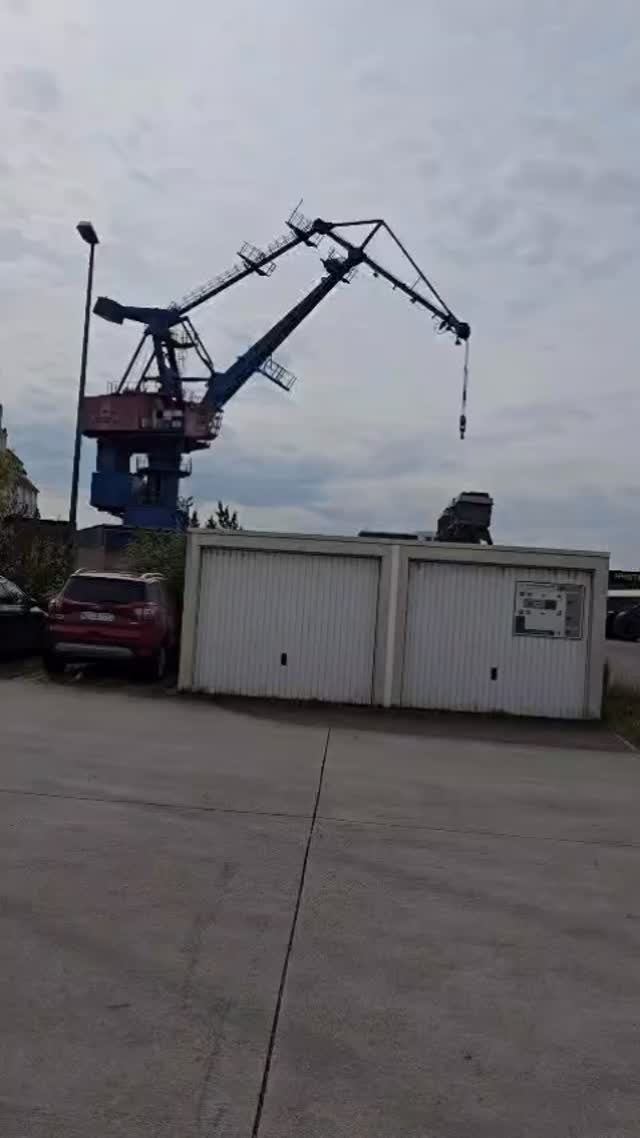 Hafenflair geht auch ohne großem Meer 🌊 😅
Hier durften wir im Alberthafen ausladen 🤗
#lkwfahrer #spedition #berufskraftfahrer #lkwfahren #lkwfahrerausleidenschaft #lkwfahrerinnen #lkwfahrerjob