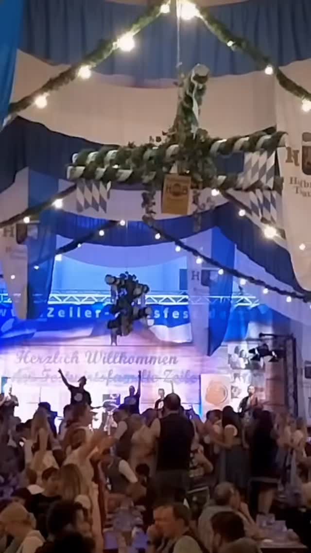 Ering … ihr wart sauguad 🐷
Mia seh‘n uns wieder 🍻🪩
#eringerkirta #ering #zeiler #festzelt #kirtasamstag #festsamstag #sauguadpartyband #livemusic #weekendvibes