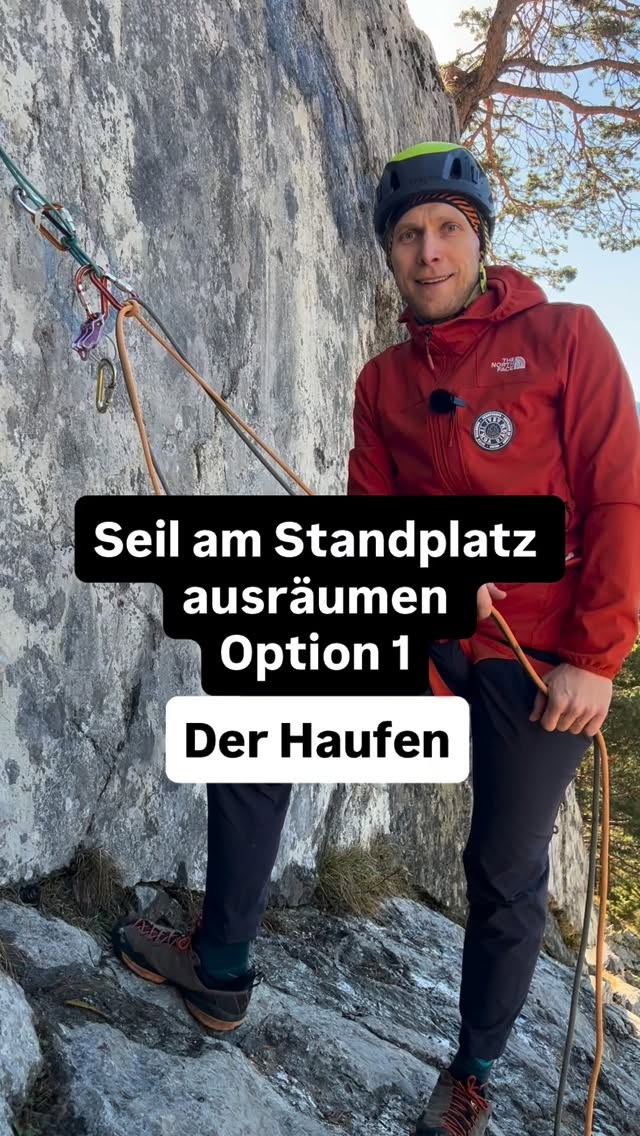 Seil am Standplatz aufräumen: der Haufen
Wenn die Möglichkeit besteht auf einem Band oder Absatz einen Haufen zu machen ist das immer meine liebste Option die ich versuche umzusetzen.
Der Haufen geht am einfachsten und schnellsten UND! er macht am wenigsten Probleme beim sichern im Vorsieg.
Wichtig: der Ort wo der Seilhsufen gelegt wird sollte so groß sein, dass das Seil nicht abrutschen kann und sich dann verhängen oder verknoten kann.
Viele Standplätze sowohl beim Eisklettern als auch im Fels bieten die Möglichkeit dazu, und somit die leichteste Option das Seil aufzuräumen.
#klettern #bergsteigen #techtip #mountaineering