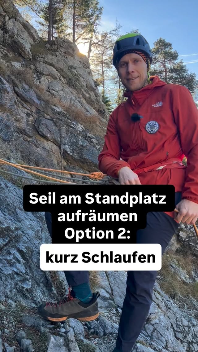 Seil am Standplatz aufräumen: Option 2
Falls ihr keine Möglichkeit habt das Seil auf einen Haufen zu legen ist diese Option gut.
Wichtig: Versucht die schlingen möglichst gleichlang und bei zwei Nachsteigern immer die beiden Seile gleichlang zu machen.
Falls der Vorsteiger der nächste Länge nicht gleich ist, müssen die Schlingen übergeben werden. Das könnt ihr vorsichtig auf einmal mit allen Schlingen machen oder die Schlingen neu aufnehmen was jedoch immer extra Zeit braucht.
#techtip
#bergsteigen
#klettern
#mountaineering