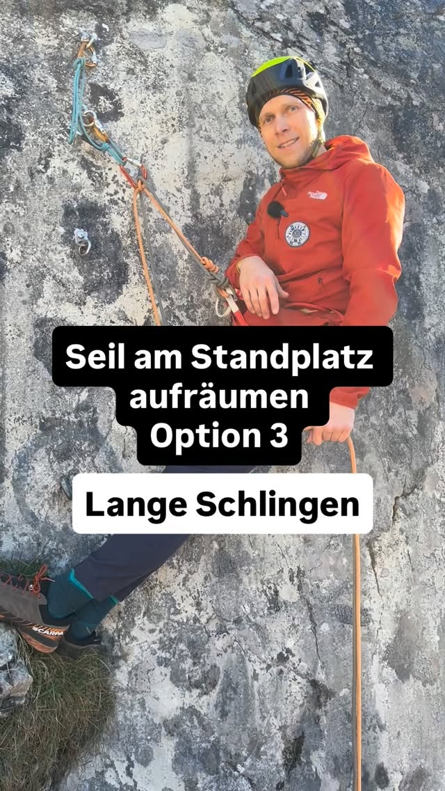 Seil am Standplatz aufräumen: Option 3
Falls ihr keine Möglichkeit habt das Seil auf einen Haufen zu legen ist diese Option gut.
Wichtig: bei windigen Verhältnissen oder Felskanten, Wurzeln, Eiszapfen ist die Gefahr groß dass sich das Seil verhängt. Dann ist es besser auf kurze schlingen zu gehen.
Die schlingen werde einfach nur mit einem Sackstich oder Schleifknoten in die Standplatzschinge eingeknotet.
Sollte euch das Seil stören zwecks der Übersichtlichkeit kann dies auch in einer extra Schlinge die tiefer gehängt wird eingeknotet werden.
Steigt immer die gleiche Person vor, werde die Schlingen immer länger.
Kürzeste 3m tiefer und dann mit 1-2m länger werden.
Steigt der Nachsteiger die nächste Länge vor, werde die Schlingen von 8m im Abstand von 1-2 immer kürzer.
Sollte das Gelände keine langen schlingen zulassen, können diese auch kürzer gehalten werden. Hier nur aufpassen, dass sich die Schlingen nicht ineinander hängen.
#techtip
#bergsteigen
#klettern
#mountaineering
