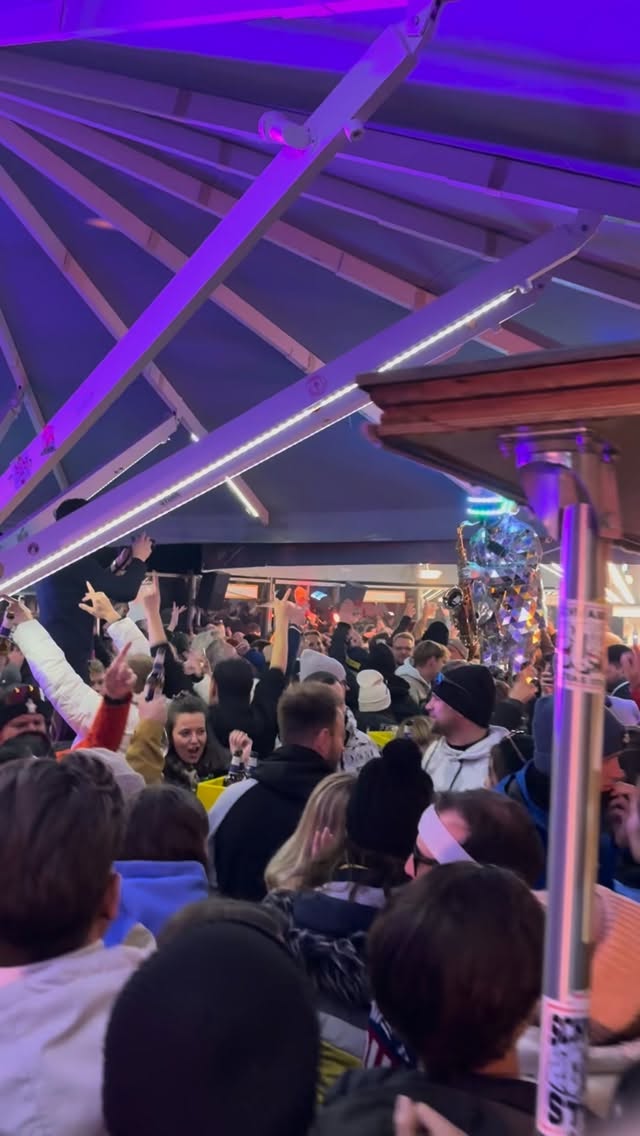 POV: This is what Après-Ski in Austria looks like 👀❄️
Schirmbar Plattform Kleinwalsertal
@kleinwalsertal @okbergbahnen
#apresski #apresskivibes #apresskiinaustria #pov #povvideo #skiing #skiapresski #wintervibes #austriagram #schirmbar #plattformkleinwalsertal #austria #apresskiparty #visitaustria #kleinwalsertal #allgäu