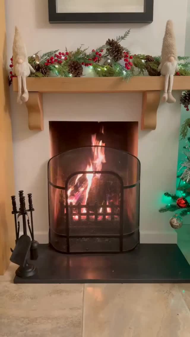 Who else waits last minute to take their xmas decs down?🙋♀️ Packing away the magic, but keeping th