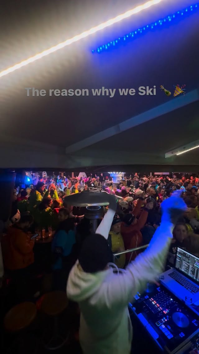 The reason why we ski ❄️🔥
Not for the slopes.
For the moments after.
#thereasonwhyweski #apresski #apresskivibes #skiing #skiapresski #wintervibes #alpsvibes #austria #plattformkleinwalsertal #schirmbar #allgäu #apresskiparty