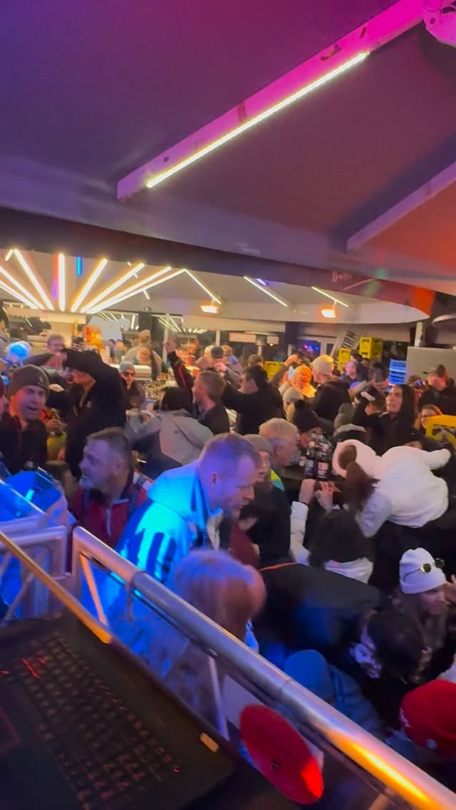 This is what Après-Ski is all about.
📍 Plattform Kleinwalsertal
#apresski #apresskivibes #apresskiinaustria #skiapresski #austria #allgäu #apresskiparty #schirmbar #plattformkleinwalsertal #kleinwalsertal #wintervibes