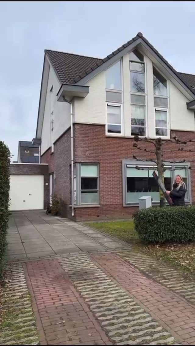 🏡 Brunel 16 in Meppel, wonen met natuur om de hoek met ruimte, rust en groen🪴
Voor deze video hebben we vooral de omgeving in beeld gebracht. En geloof ons: die mag er zijn. De groene stroken, de rustige straat en de fijne vibe van Berggierslanden laten meteen zien waarom dit zo’n geliefde wijk is🤩
De binnenkant van deze heerlijke twee-onder-een-kapwoning? Die ontdek je uitgebreid op Funda💥
👉 https://www.funda.nl/detail/koop/meppel/huis-brunel-16/43299307/