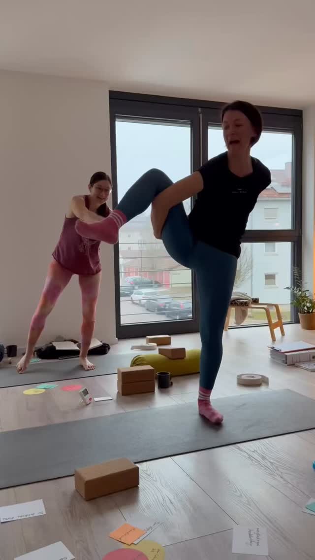 💯 Freude…
Welch ein Geschenk…🎁
Diese Zeit hier gemeinsam… in die Themen des Yoga 🕉️ eintauchen zu können…
Ein ganzes Wochenende wieder - die Welt 🌍 im Außen lassen zu dürfen.
💫 Sich in einem ganz anderen Kontext zu erleben…
💫 Sich seiner selbst bewusst zu werden…
💫 Gefühle verkörpert erfahren…
Leichtigkeit, Freude, Mitgefühl, Sicherheit, Stabilität… all das erfahren…
Und dann weitergeben dürfen.
Das ist das Geschenk des Yoga für mich 💝
Also…
✌️Ich bin ja der Meinung, eine Yogalehrerausbildung sollte wie Mathe, Deutsch und Geschichte Pflicht sein für Alle…✌️
Nicht mit der Intention anschließend Selbst zu unterrichten…
Was denkst Du 🙃?
#heidenheimanderbrenz #yogalehren #yogatherapie #yogainheidenheim #raumderheilendenkünste