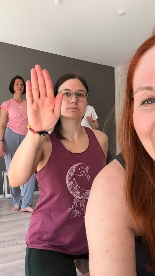 🏁 YESSS… Heute war es so weit:
Abschlussprüfung 🧘🏼♀️🧘🏻 200h AYA zertifizierte Yogalehrerausbildung.
🔝 1 Jahr lang tauchten die Teilnehmerinnen intensiv in die Themen des Yoga ein:
Asanakunde, Alignment, Atemtechniken,
Yogaphilosophie…
Mit dem heute erworbenen Zertifikat beginnt ein neuer, wunderbarer Abschnitt - habt viel Freude und wunderbare Begegnungen auf Eurem Yoga-Weg. 💝
Diese Yogalehrerausbildung war übrigens die allererste hier in #heidenheimanderbrenz .
Die nächste Ausbildung startet im Herbst.
Infos dazu bei mir oder direkt bei @wayyoga
Wir freuen uns auf Dich 🙏
#yogalehren #yogainheidenheim #raumderheilendenkünste #Yogalehrerausbildung