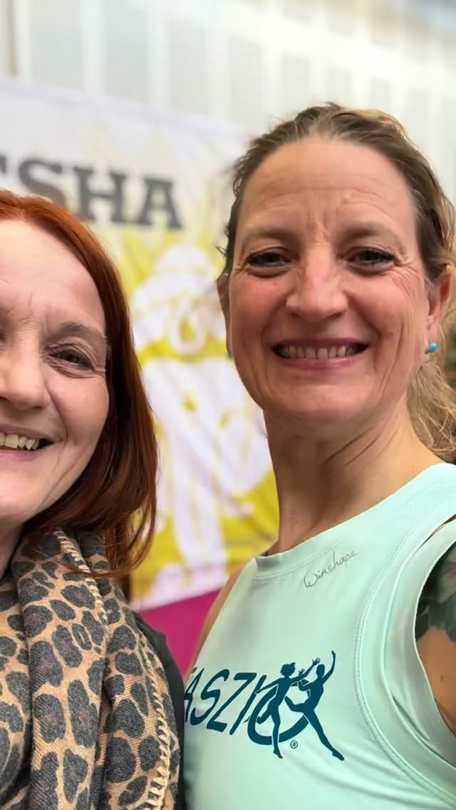 🔝 Yogaworld 2026 in Stuttgart 💯
Ich liebe Yogamessen & Yogafestivals wegen der vielen 💫 Impulse & inspirierenden Sessions.
💝 Aber vor allem wegen der Begegnungen mit all den wunderbaren Menschen…
➡️ Miriam Kessels unglaublicher Faszien & Cupping Session @miriamkessels
➡️ Gaby Kammler - unglaublich, was sie alles für Menschen mit Krebserfahrung in Bewegung bringt @yogaundkrebs
➡️ Eine ganz besondere Freude war die Begegnung mit Esh Loh. @esh.loh
Endlich mal in live…
💫Und immer wieder berührend: Sophie Krespach, deren Thai Yoga Ausbildung etwas ganz besonderes ist. @sophiekrespach
Also: wenn Du die Yogaworld in diesem Jahr verpasst hast - dann treffen wir uns nächstes Jahr in Stuttgart ✌️
#yogalehren #yogaworldstuttgart #Yogalehrerausbildung #heidenheimanderbrenz #raumderheilendenkünste
